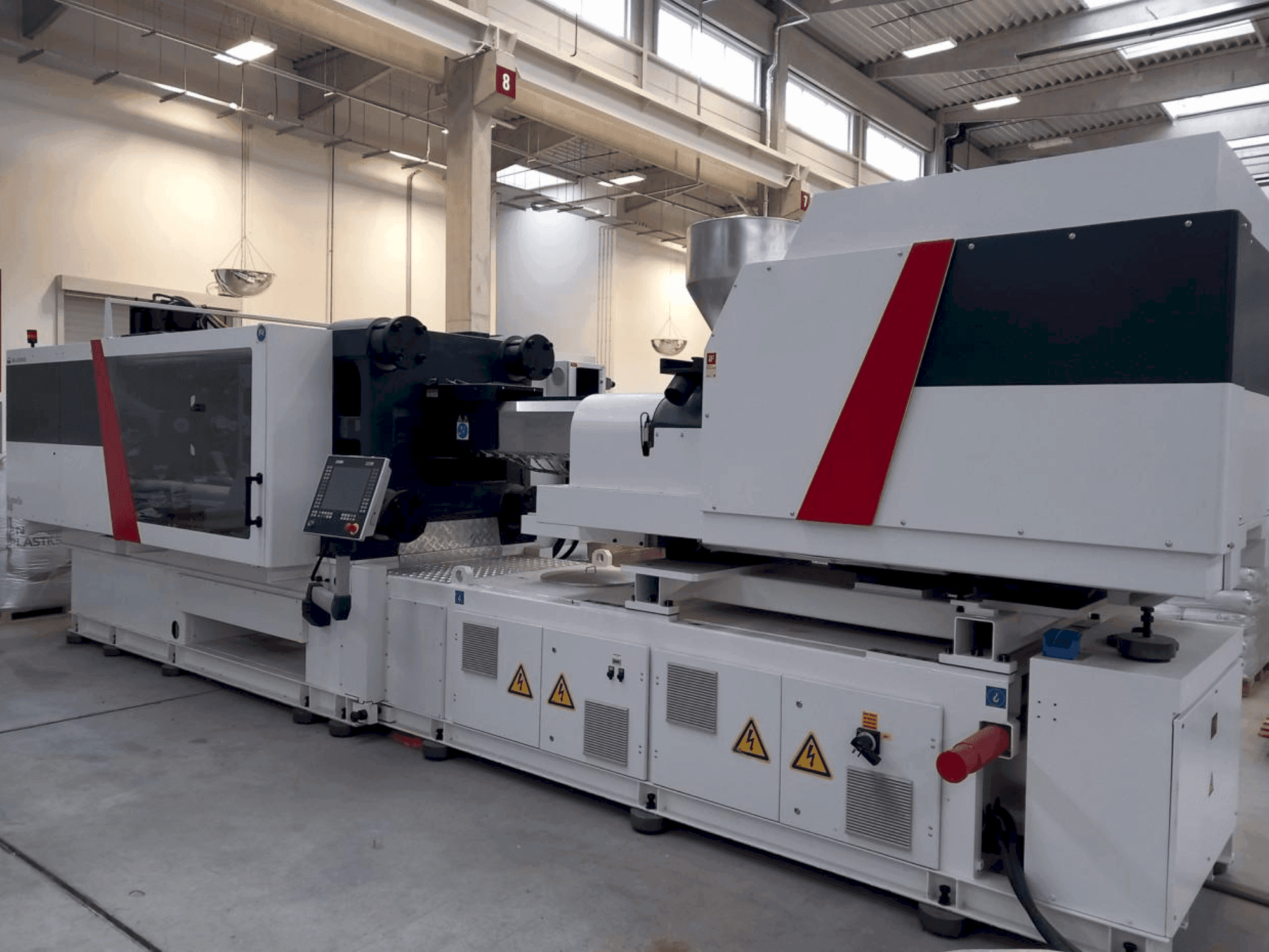 Vue de face de la machine Milacron Elektron Evo 450