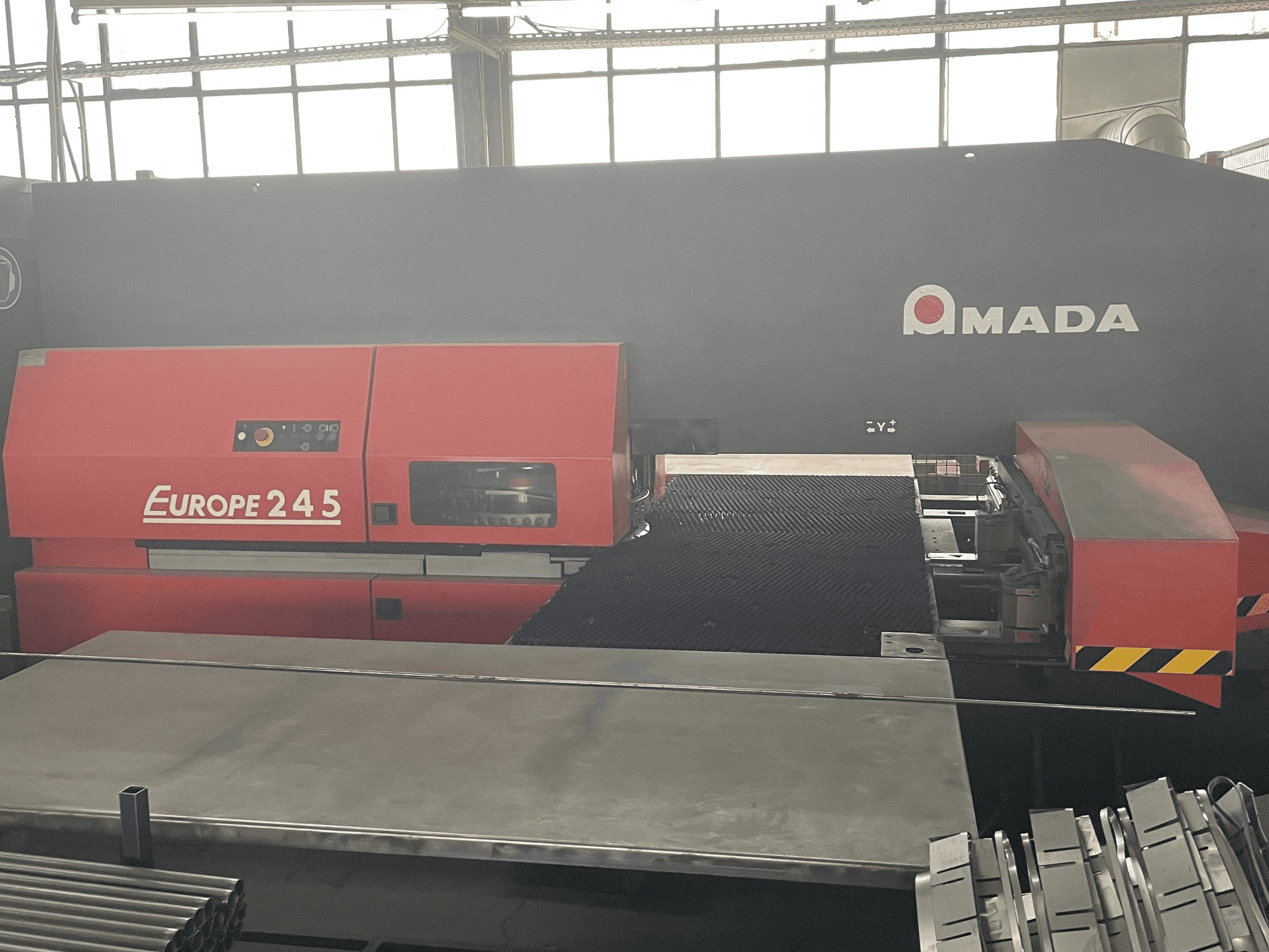 Vue de face de la machine AMADA Europe 245