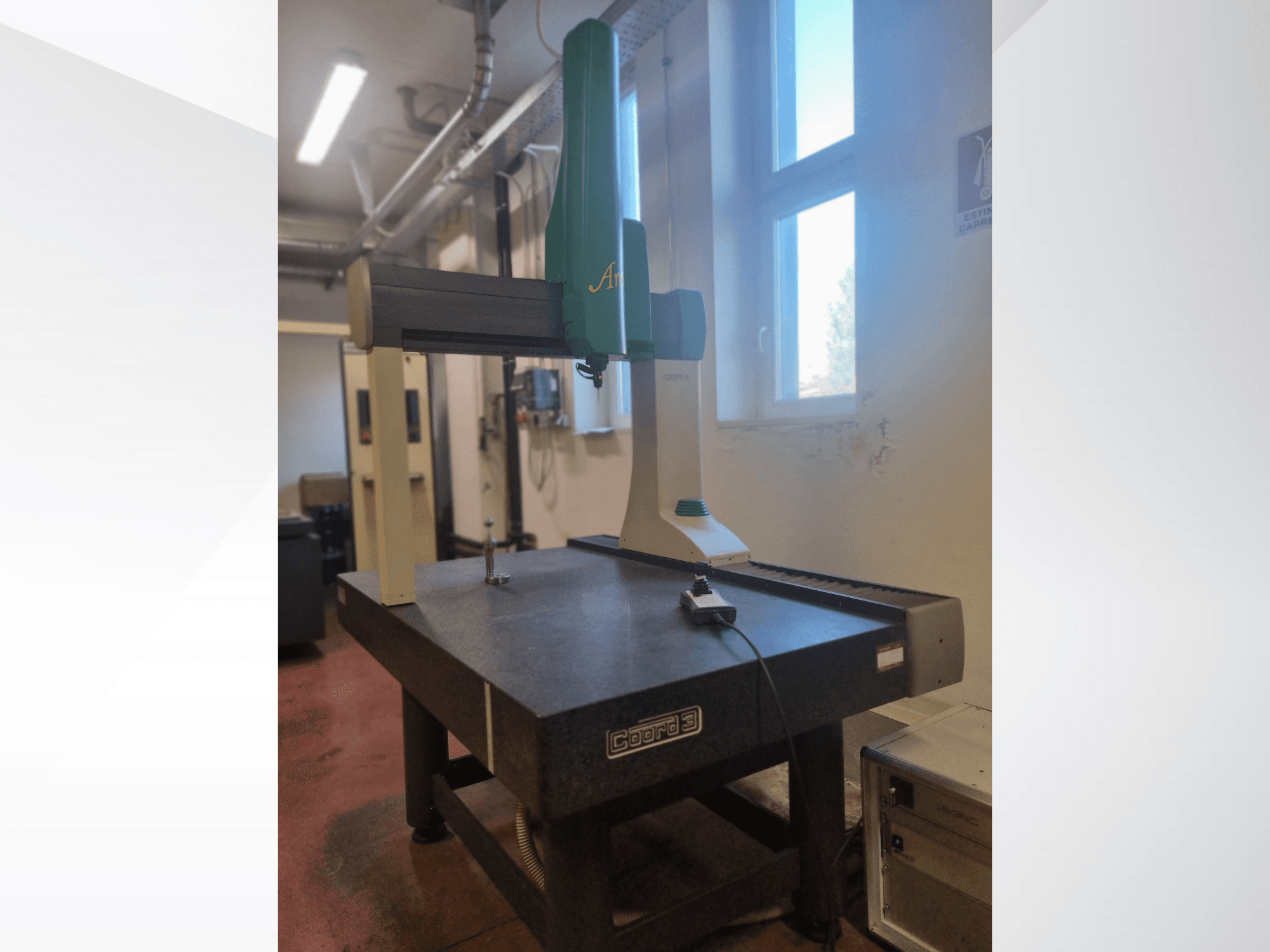 Scanner 3D GOM Atos vu de face sur une table de mesure en granit, avec câble et dispositif de commande visibles.