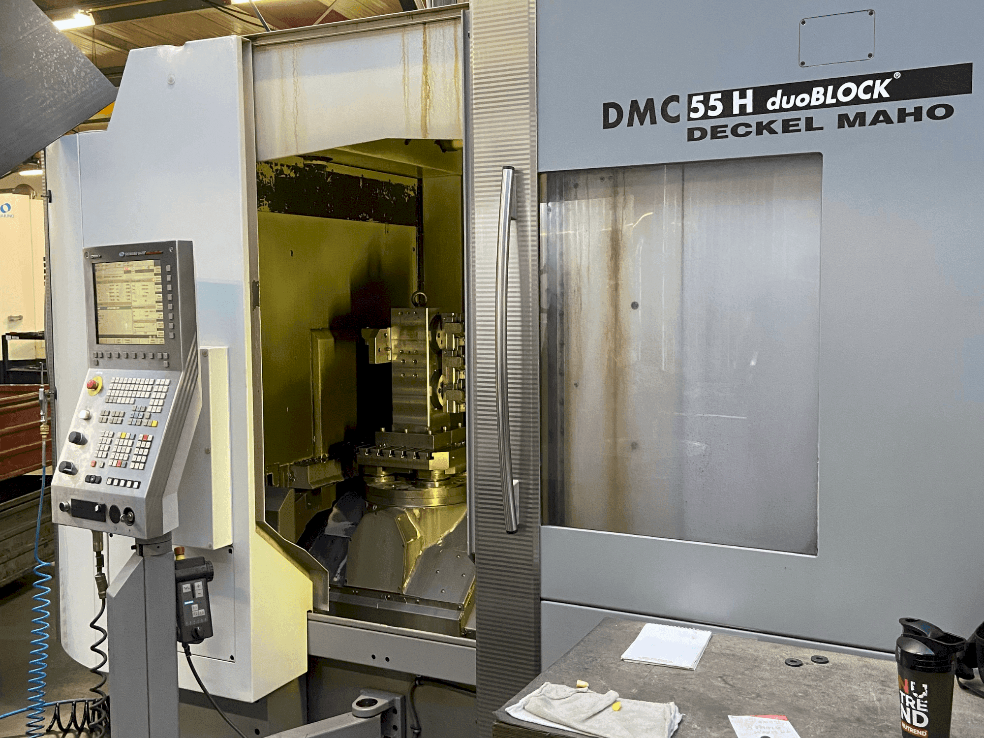 Vue de face de la machine DECKEL MAHO DMC 55H duoBlock (2007)