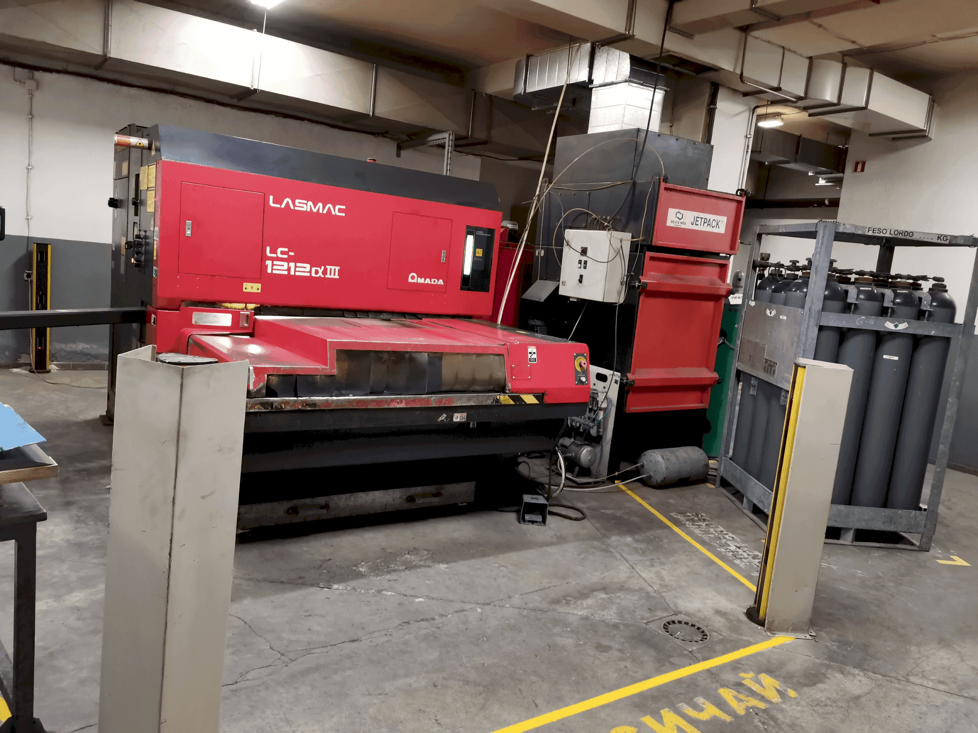 Vue de face de la machine AMADA LC 12-12 αIII