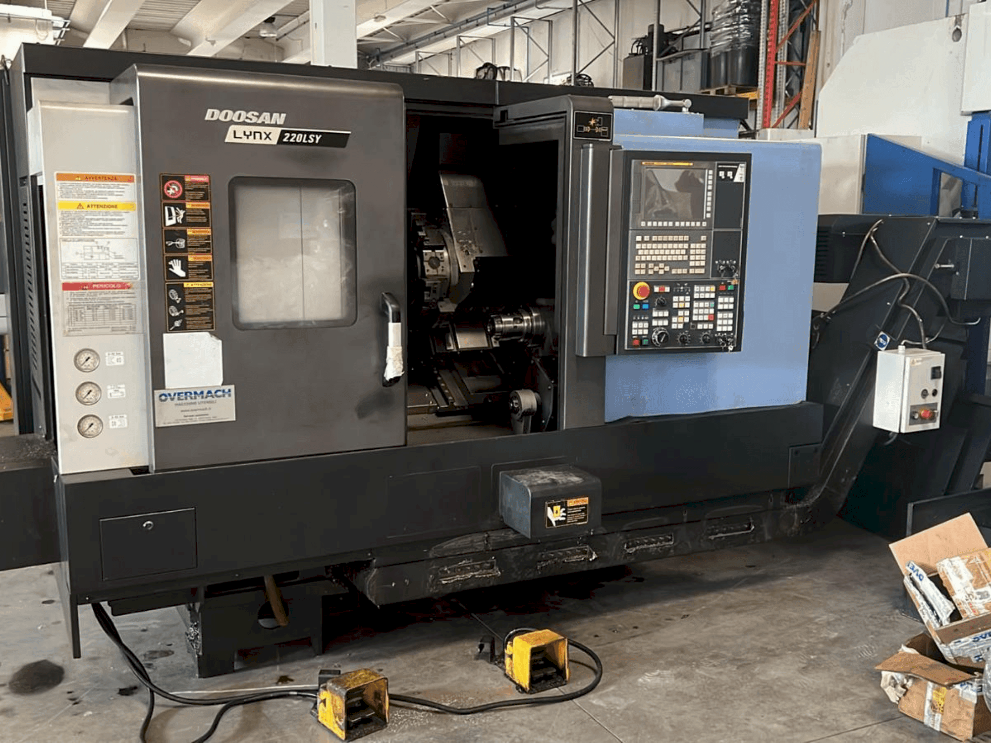 Vue de face de la machine DOOSAN DOOSAN LYNX 220LSY