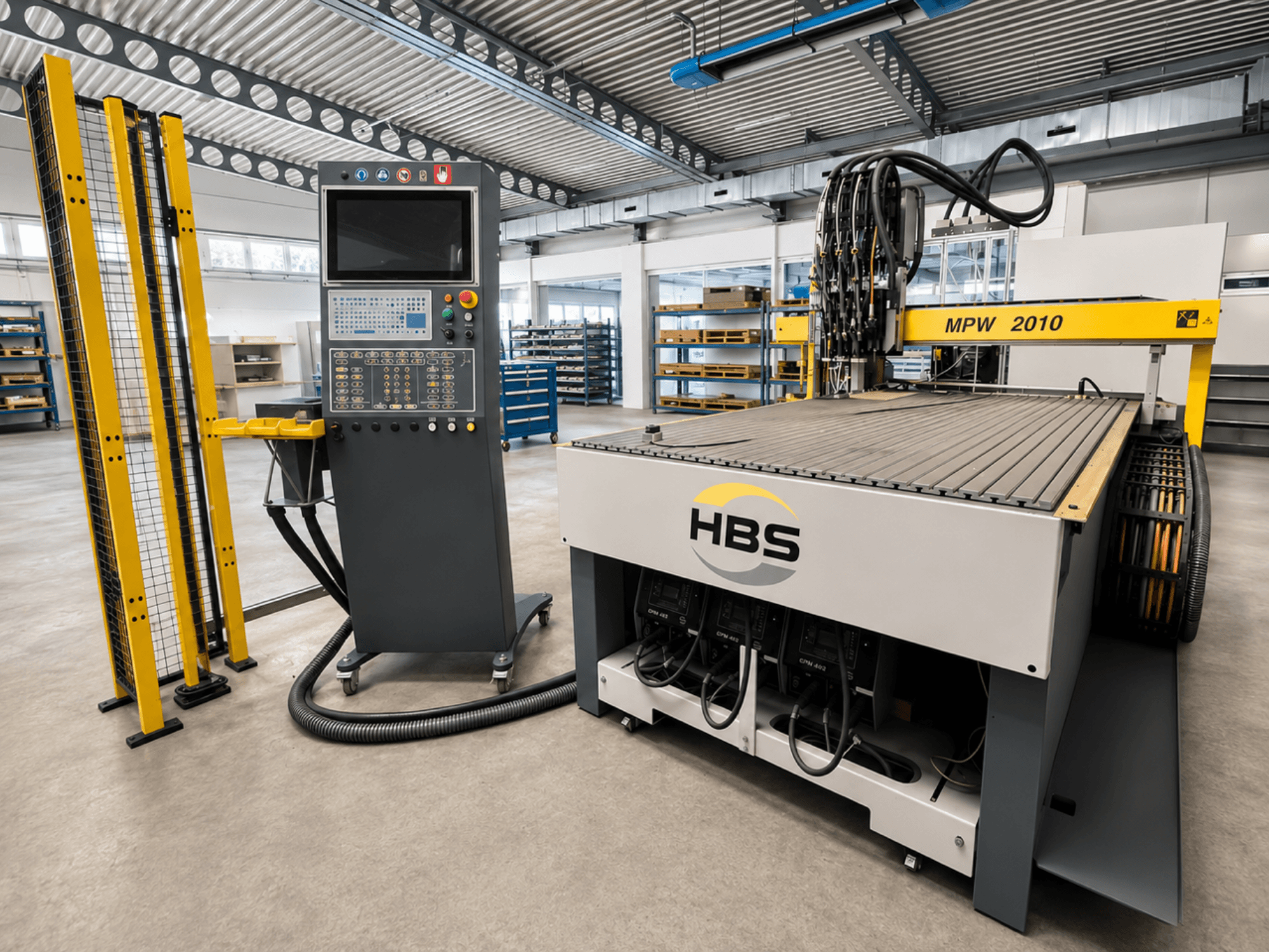 Machine pour la transformation de la tôle HBS MPW 2010, vue de face, dotée d'un panneau de commande et d'une conception industrielle permettant une découpe précise du métal.