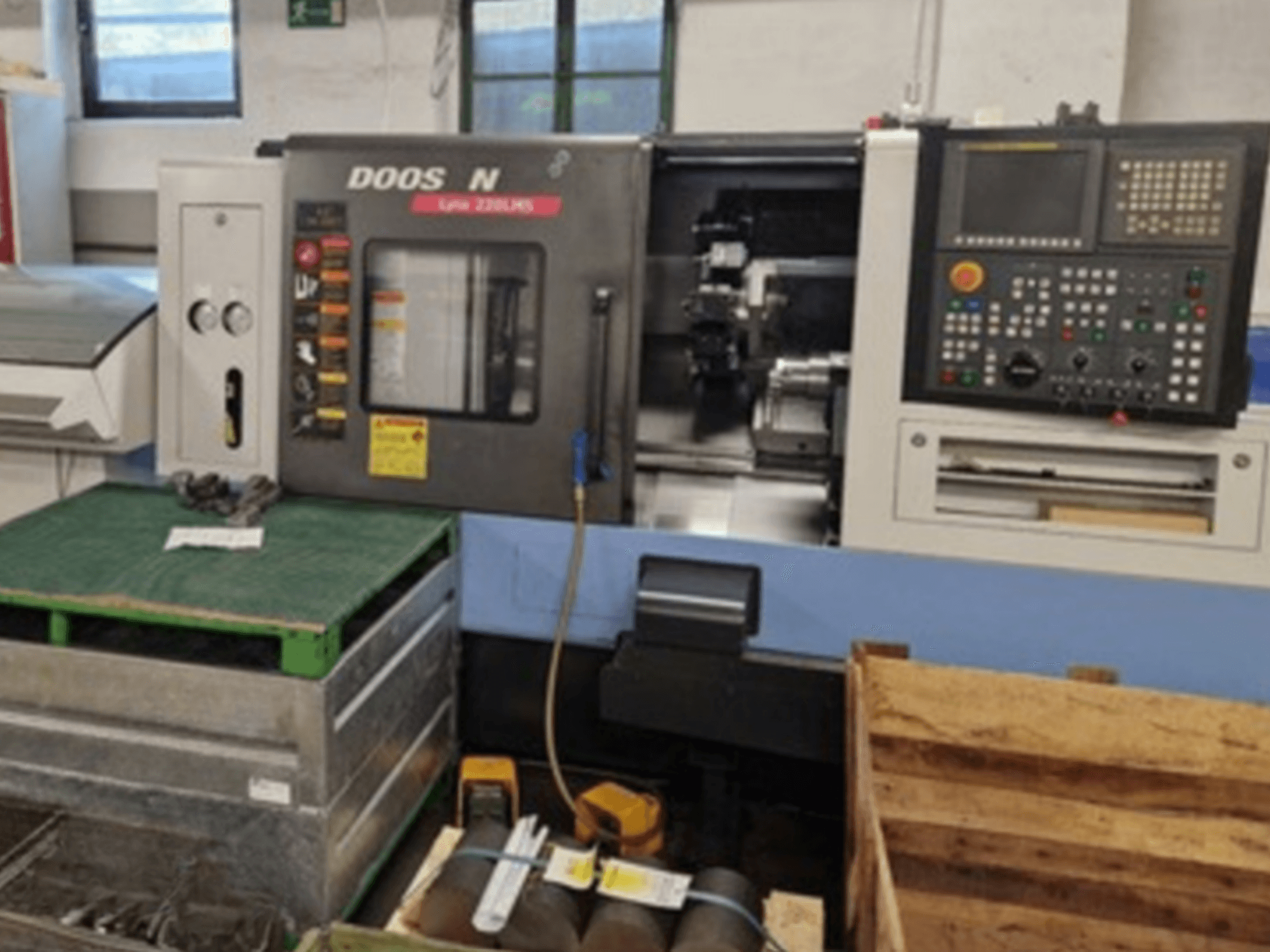 Tour horizontal DOOSAN Lyax 220 LMS en vue de face, montrant le panneau de commande, les outils et l'espace de travail.