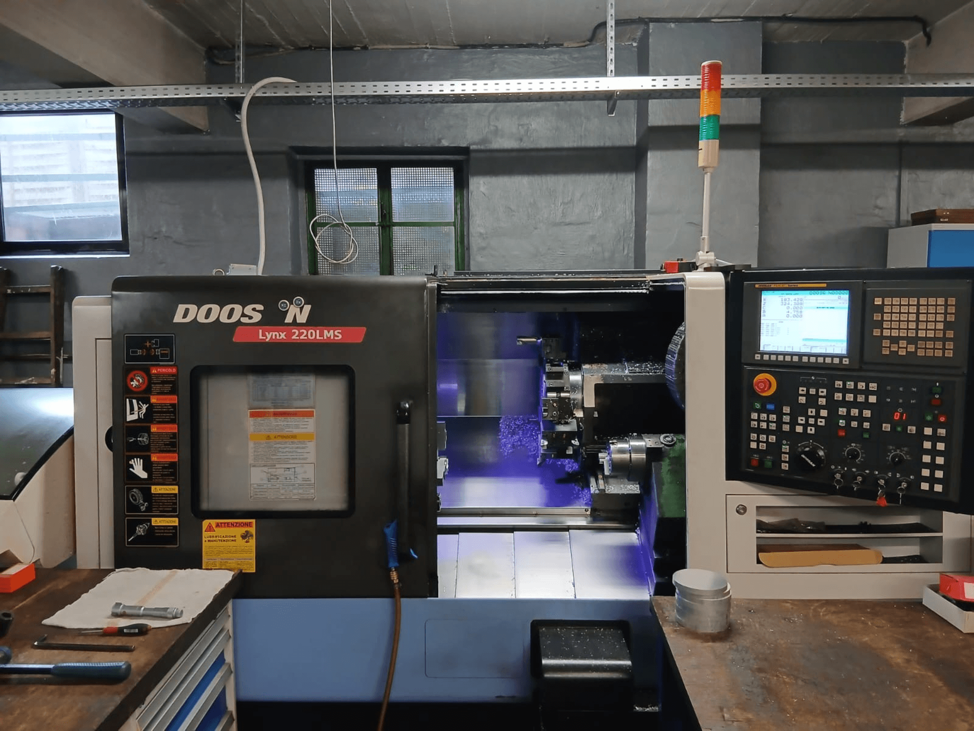 Tour horizontal DOOSAN Lynx 220 LMS, vue de face, montrant le panneau de commande et la zone d'usinage.
