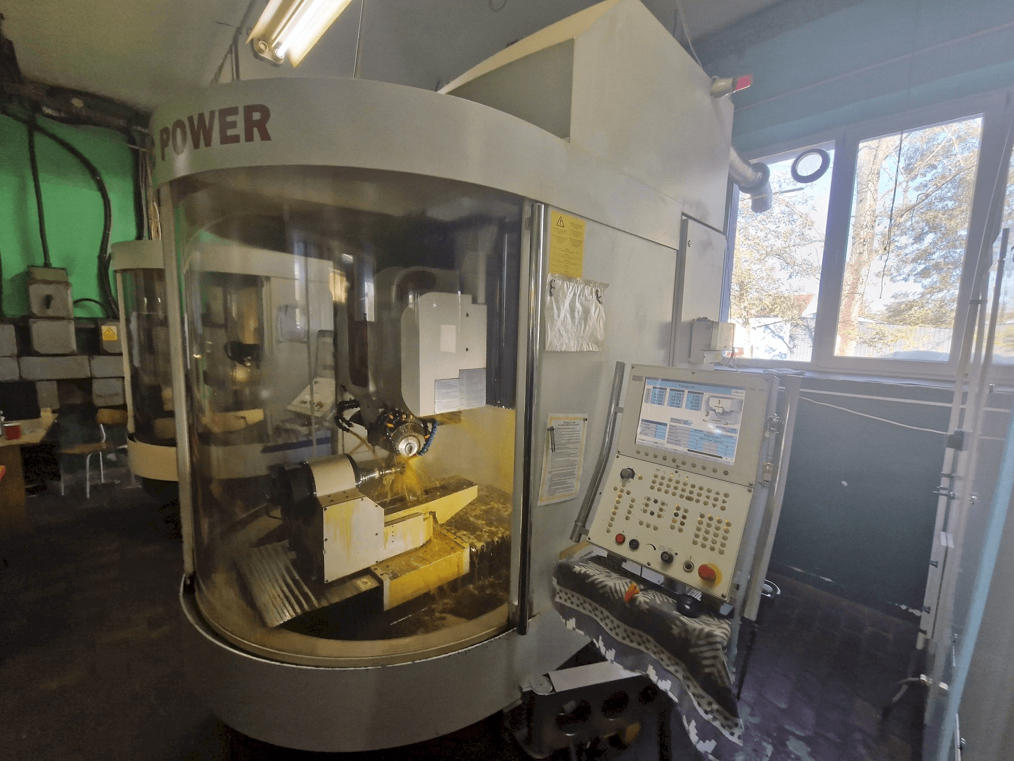 Vue de face de la machine WALTER Helitronic Power