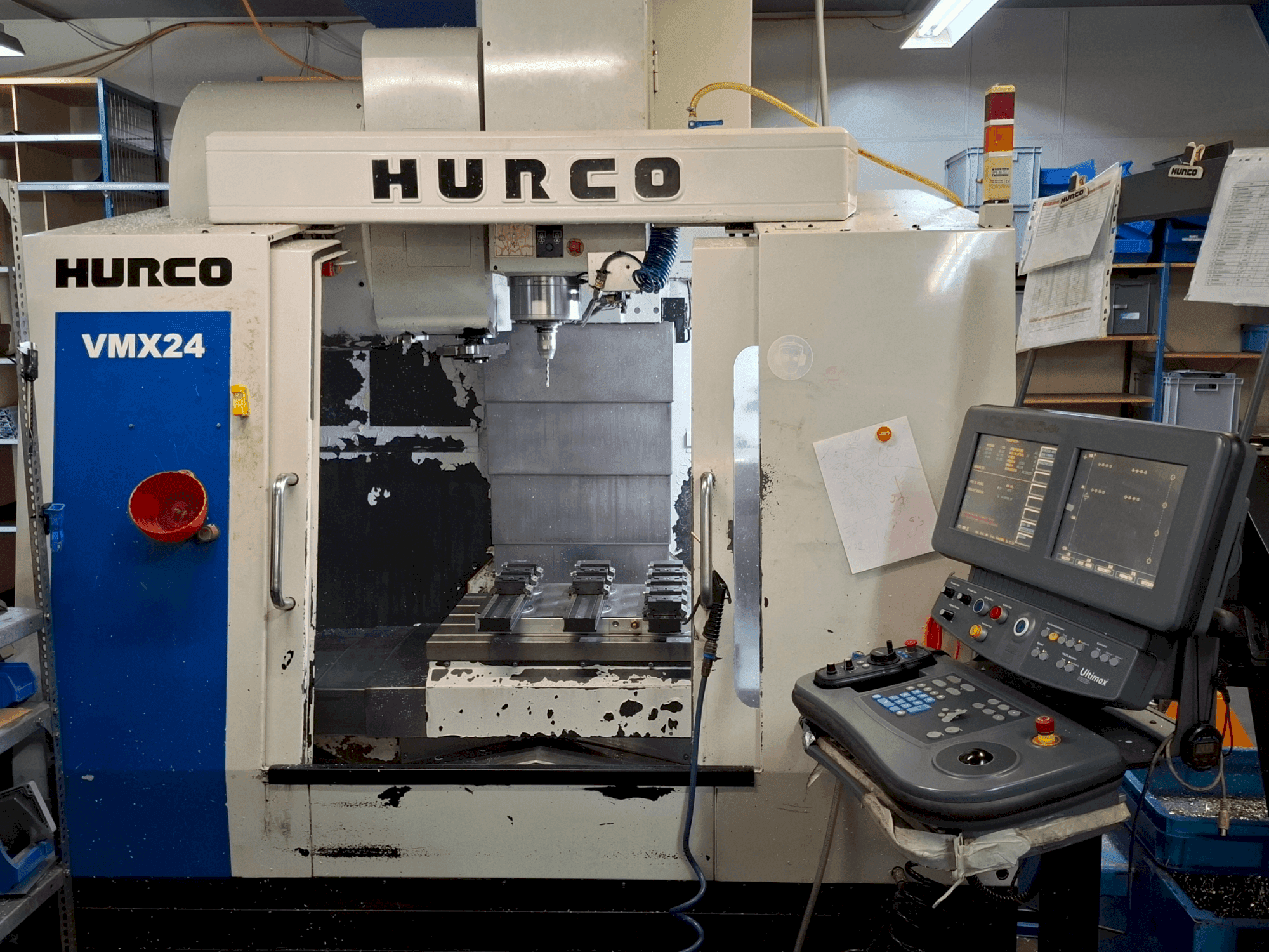 Vue de face de la machine Hurco VMX24