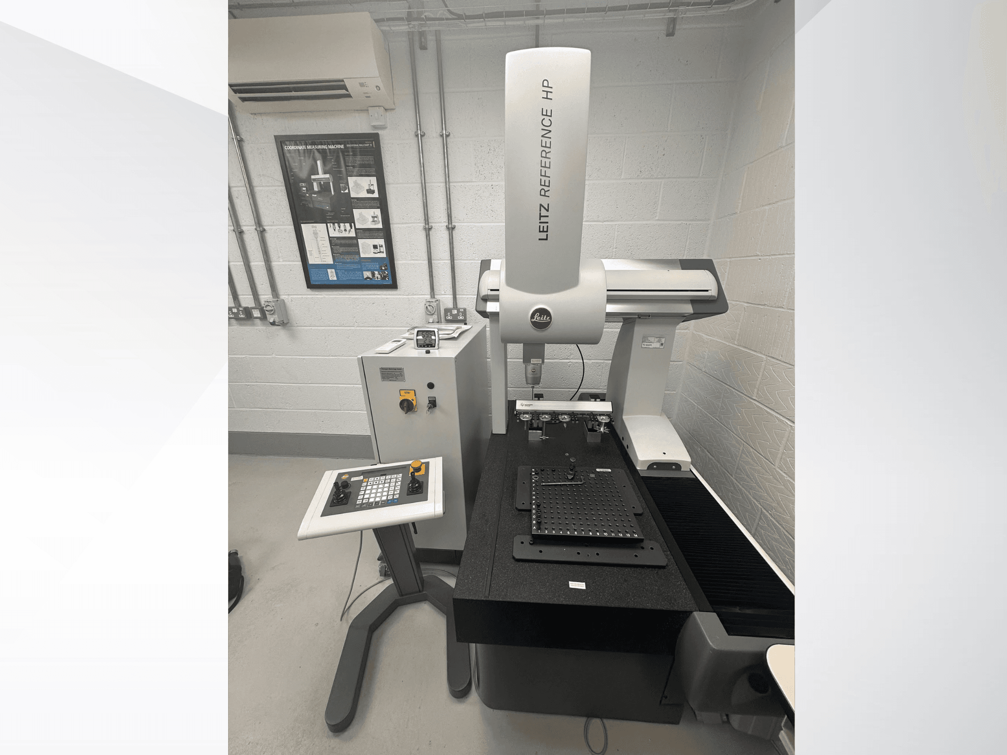 Machine de mesure de cotes LEITZ Reference HP vue de face, avec son panneau de commande et sa surface de mesure.