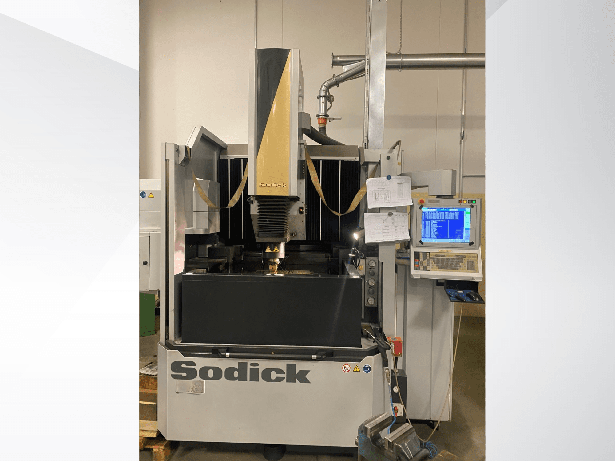 Machine d'électroérosion Sodick vue de face, comprenant un panneau de commande, une table de travail et une tête de coupe aérienne.