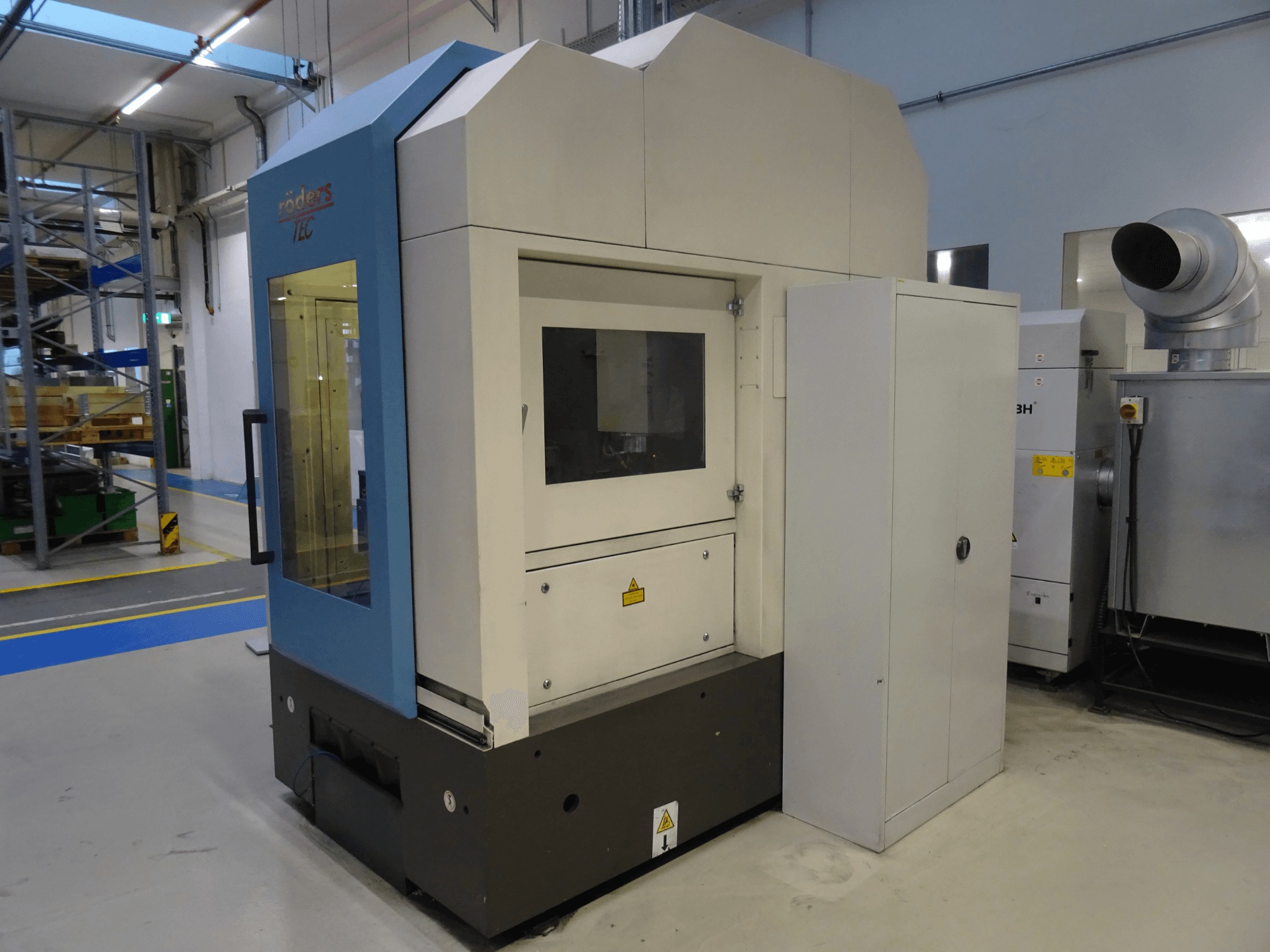 Centre d'usinage vertical RFM 760 de RÖDERS, vue de face, présentant une conception compacte et un panneau de commande. Idéal pour l'usinage de précision.