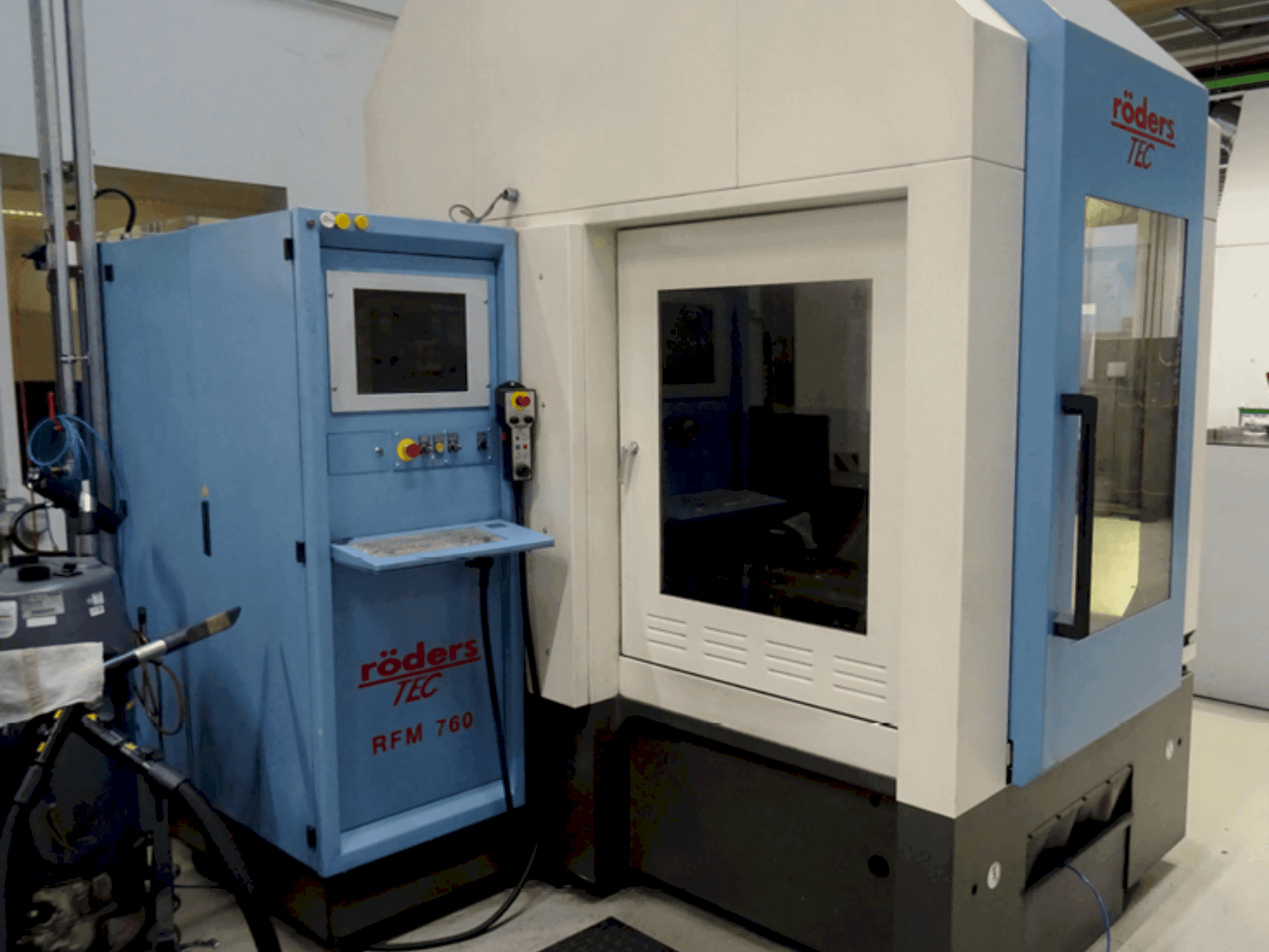 Vue de face de la machine Roders RFM 760