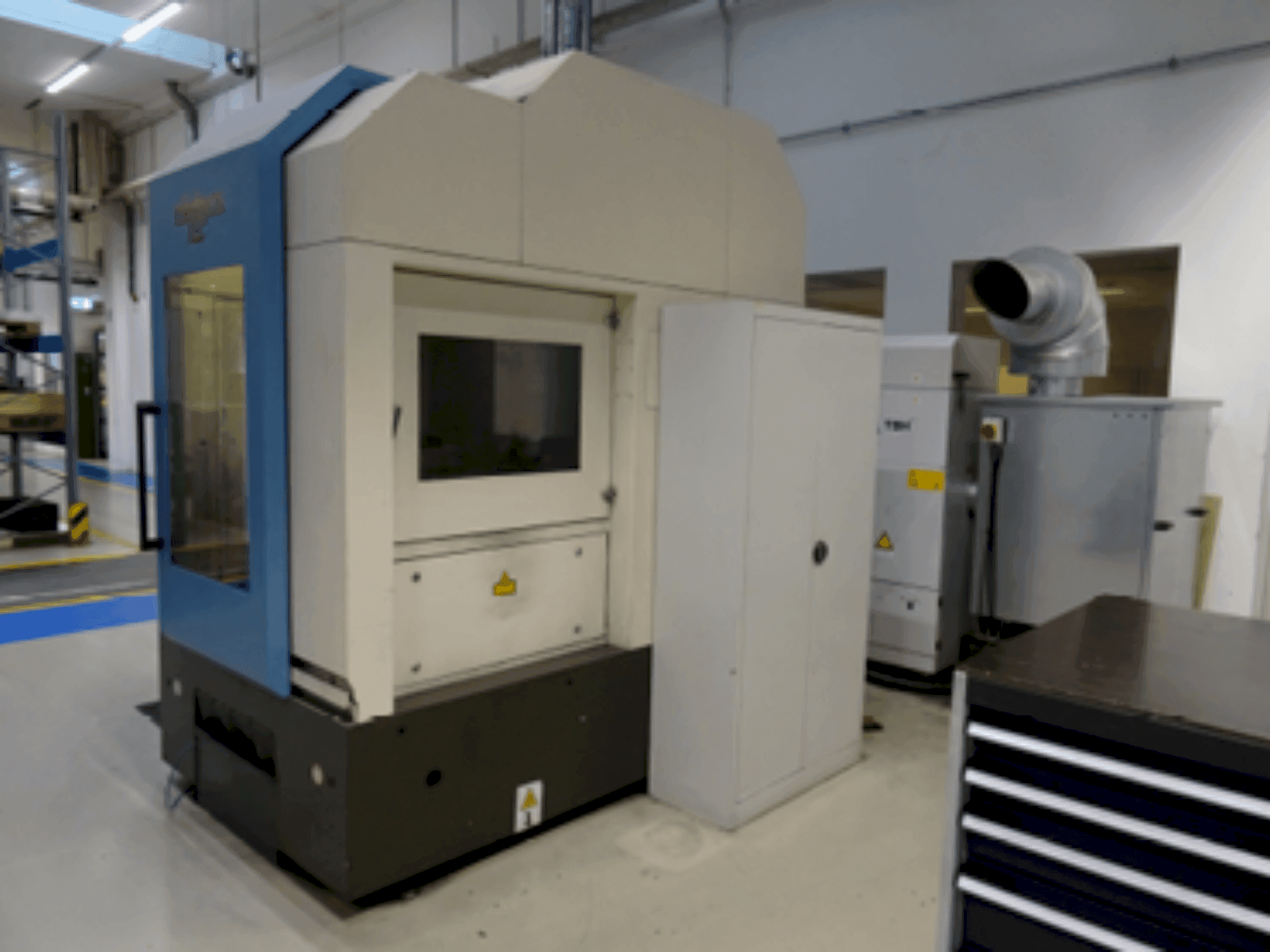 Vue gauche de la machine Roders RFM 760