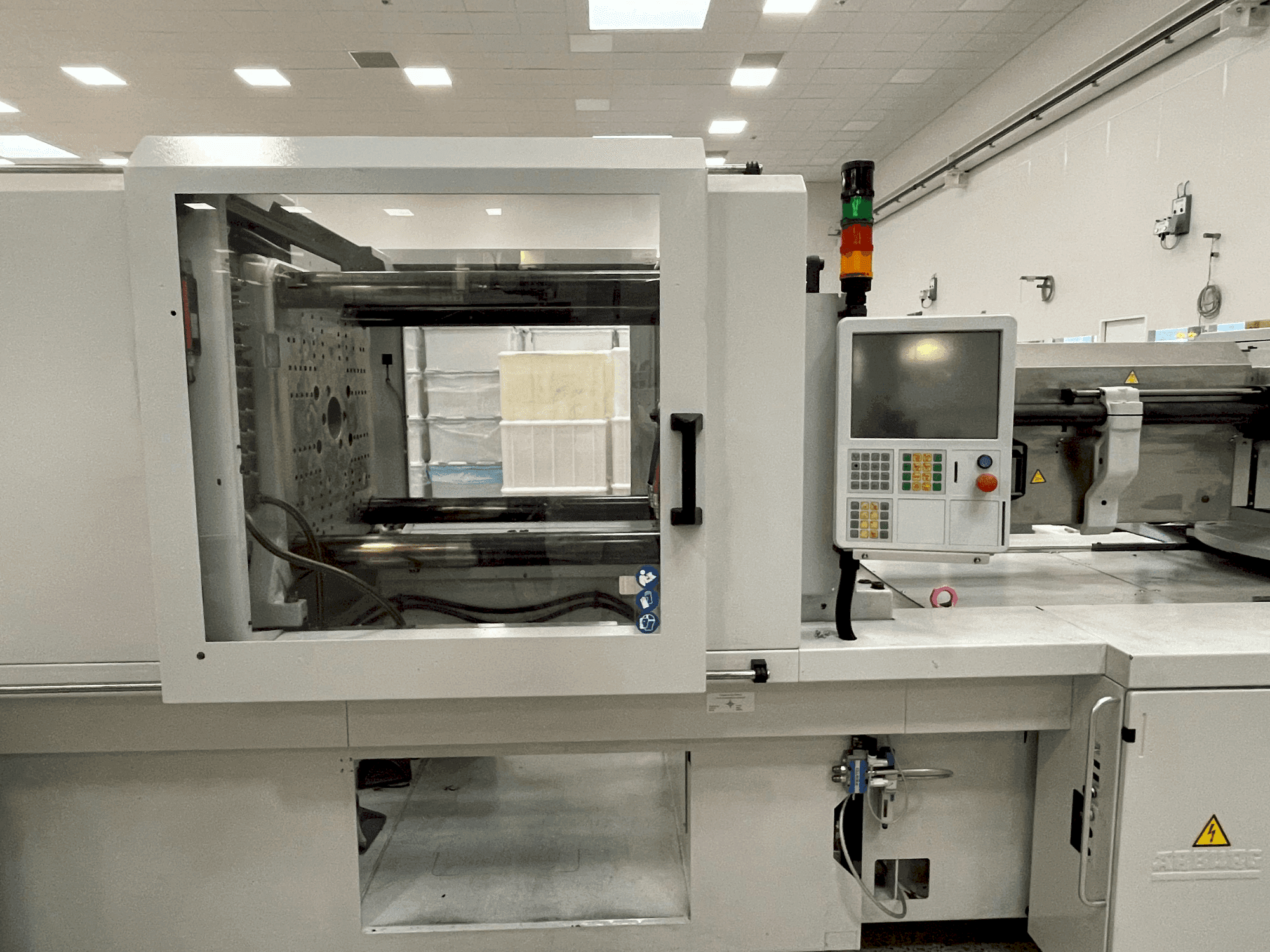 Vue de face de la machine Arburg Allrounder 570 H 2000-1300