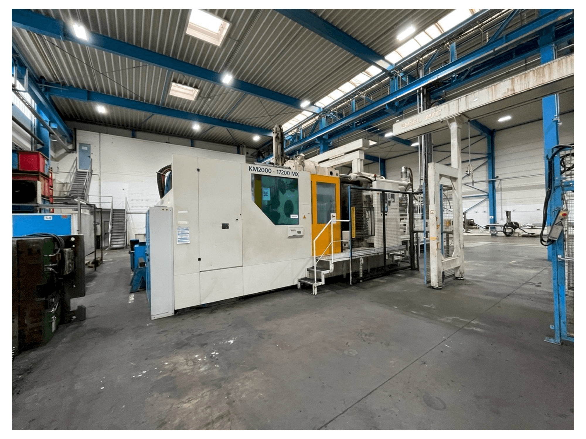 Vue de face de la machine Krauss Maffei KM 2000 17200 MX