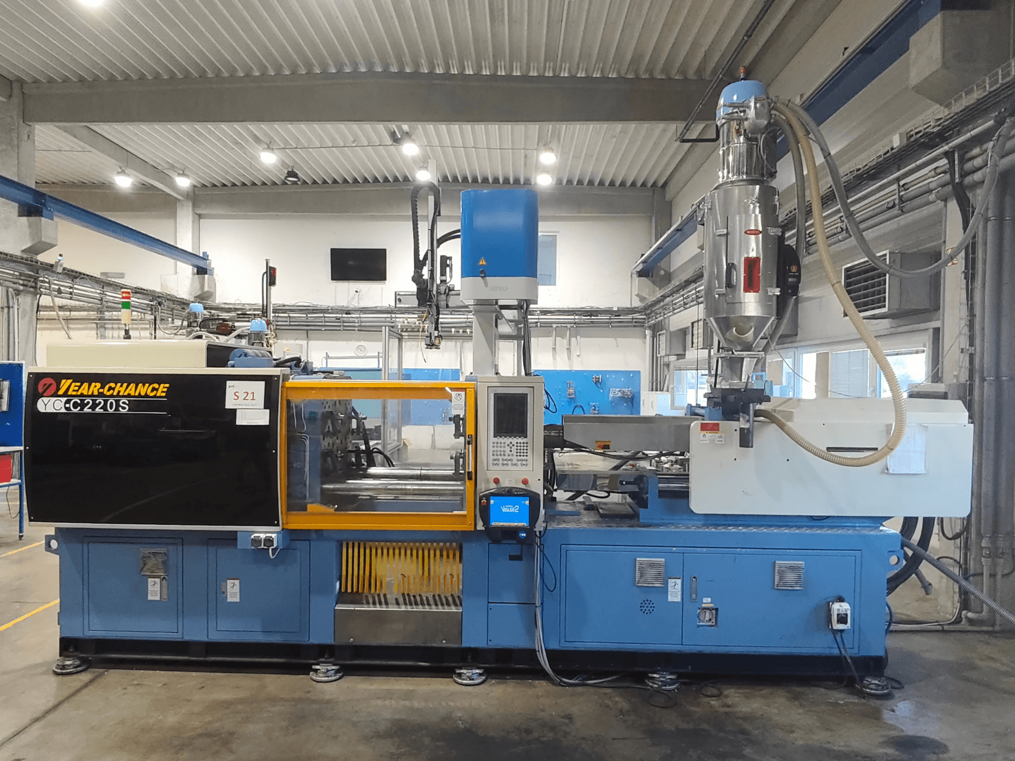 Presse à injection électrique YEAR-CHANCE YC-C 220S, vue de face, avec panneau de commande et trémie à matière.
