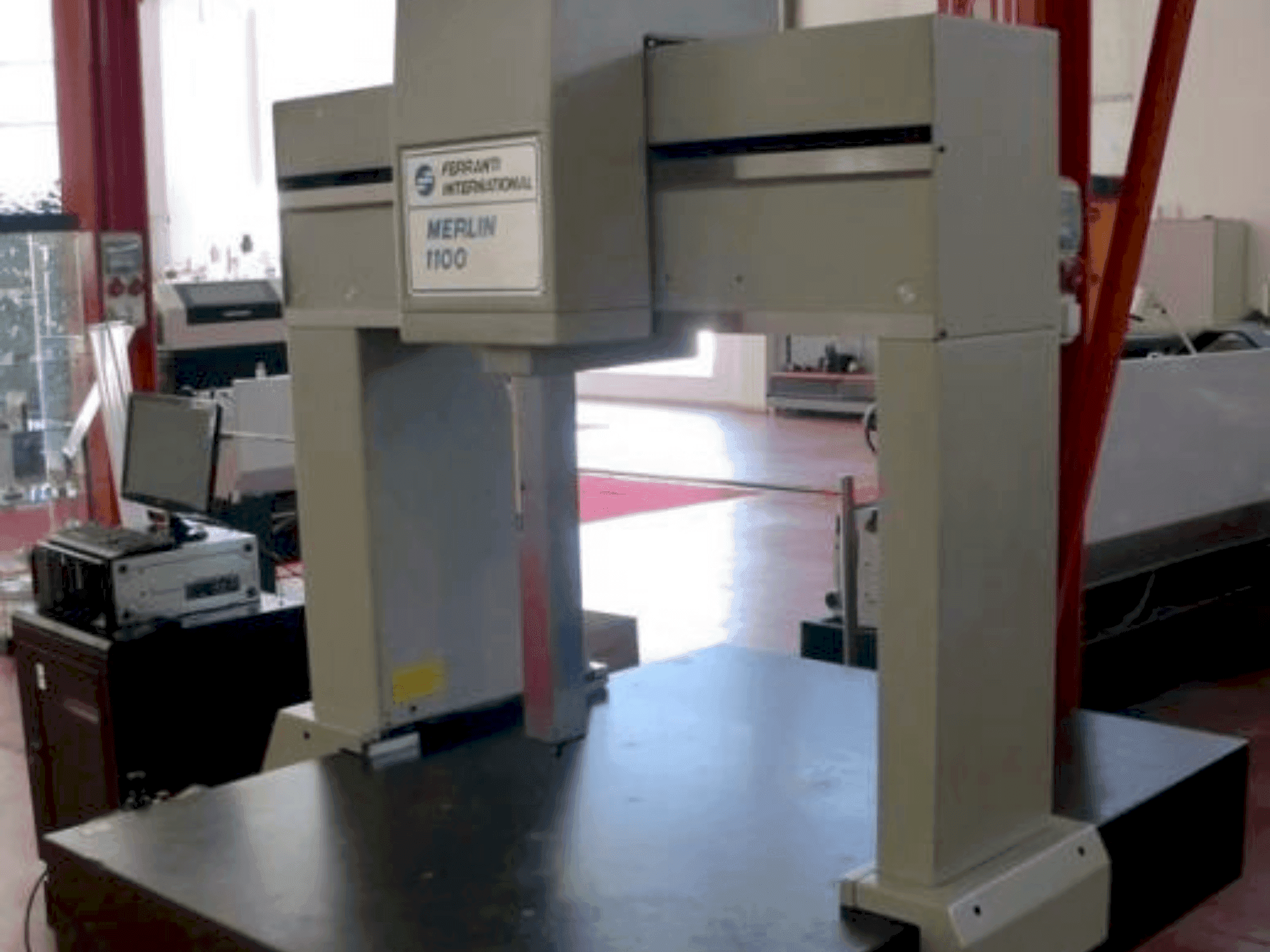 Vue de face de la machine FERRANTI INTERNATIONAL MERLIN 1100