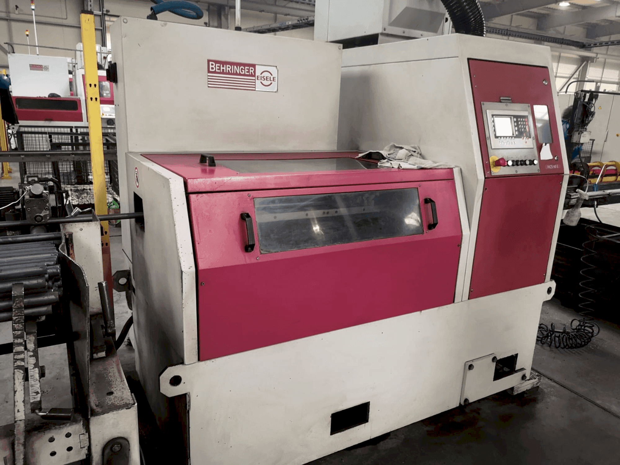 Vue de face de la machine Behringer EISELE HCS-90E