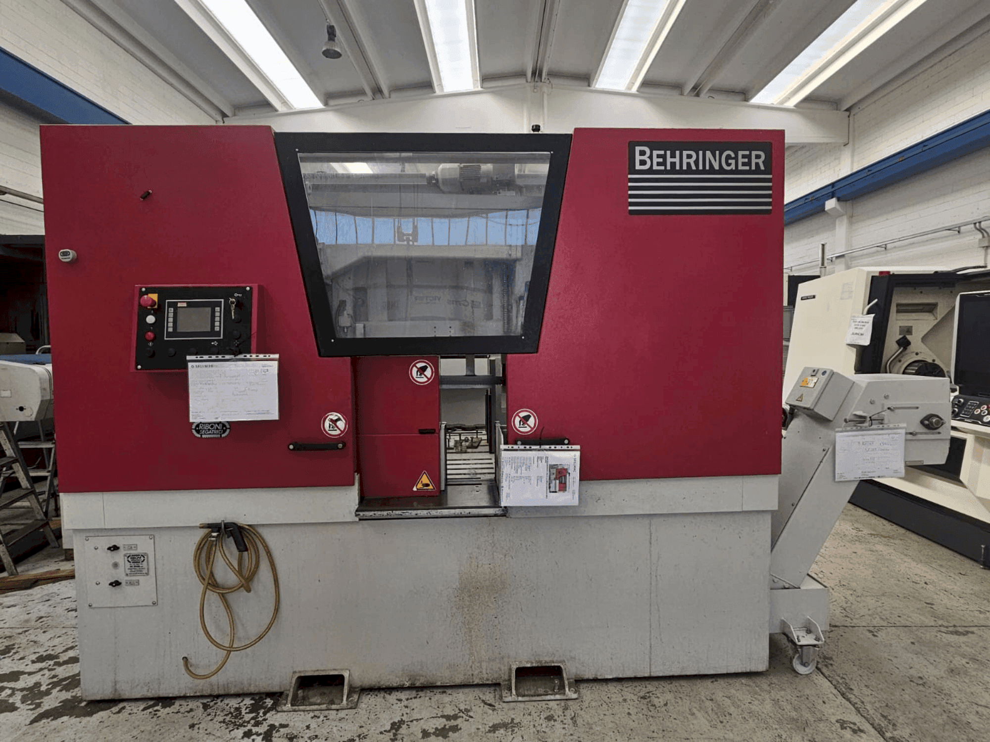 Vue de face de la machine Behringer HBE 511 A