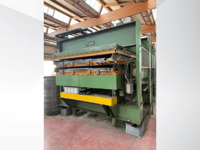 Presse hydraulique Manni, vue de côté, avec corps en métal vert, base jaune et plusieurs lignes hydrauliques visibles.