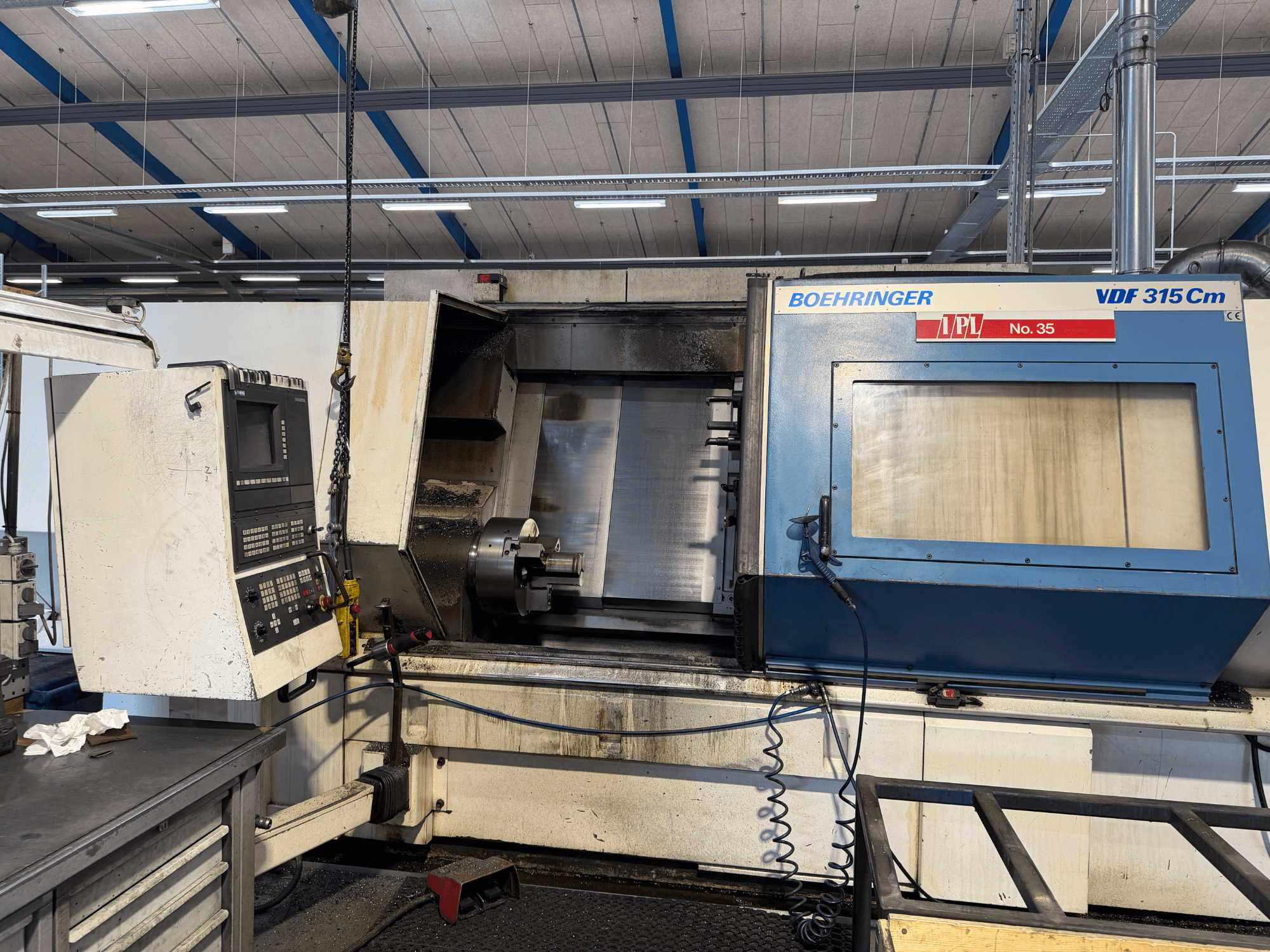 Vue de face du tour horizontal BOEHRINGER VDF 315 CM, doté d'un panneau de commande et d'une zone d'usinage ouverte.