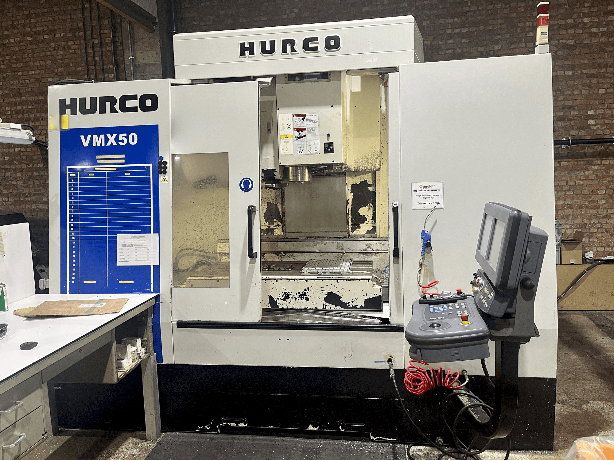 Vue de face de la machine Hurco VMX50