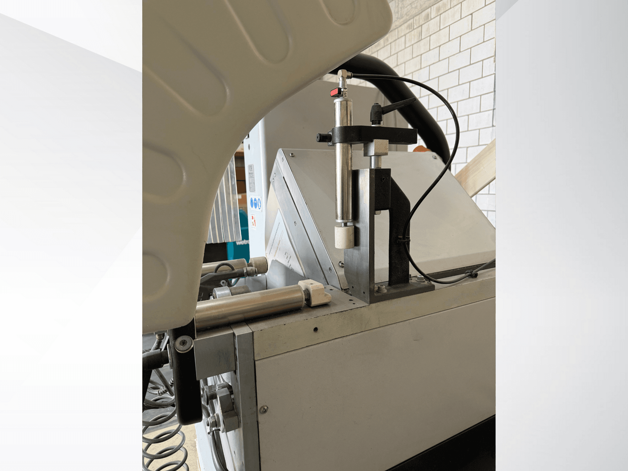 Gros plan d'un distributeur de précision avec une seringue verticale, un logo de marque visible et un panneau de commande en vue frontale.