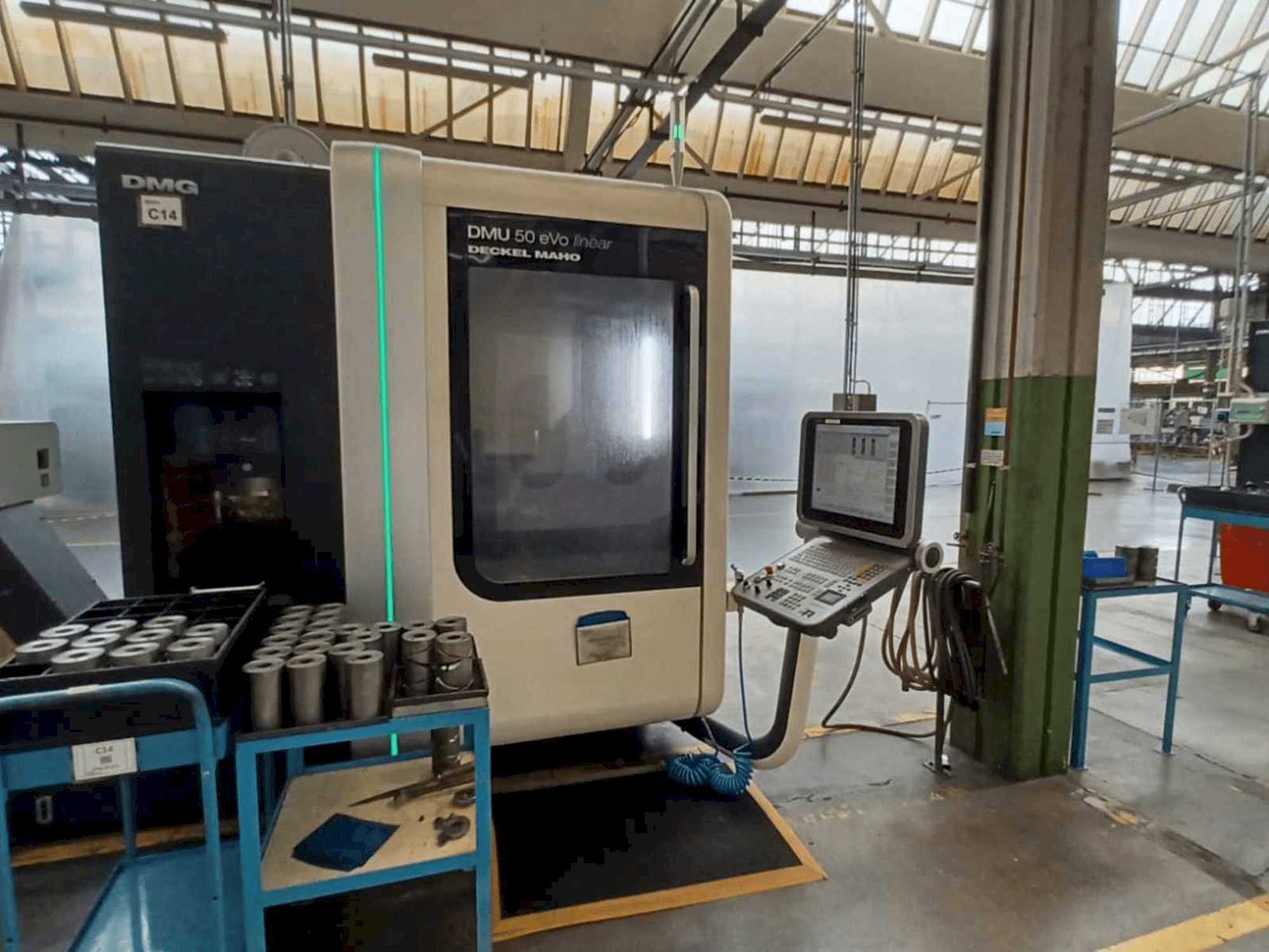 Vue de face de la machine DMG DMU 50 evo linear