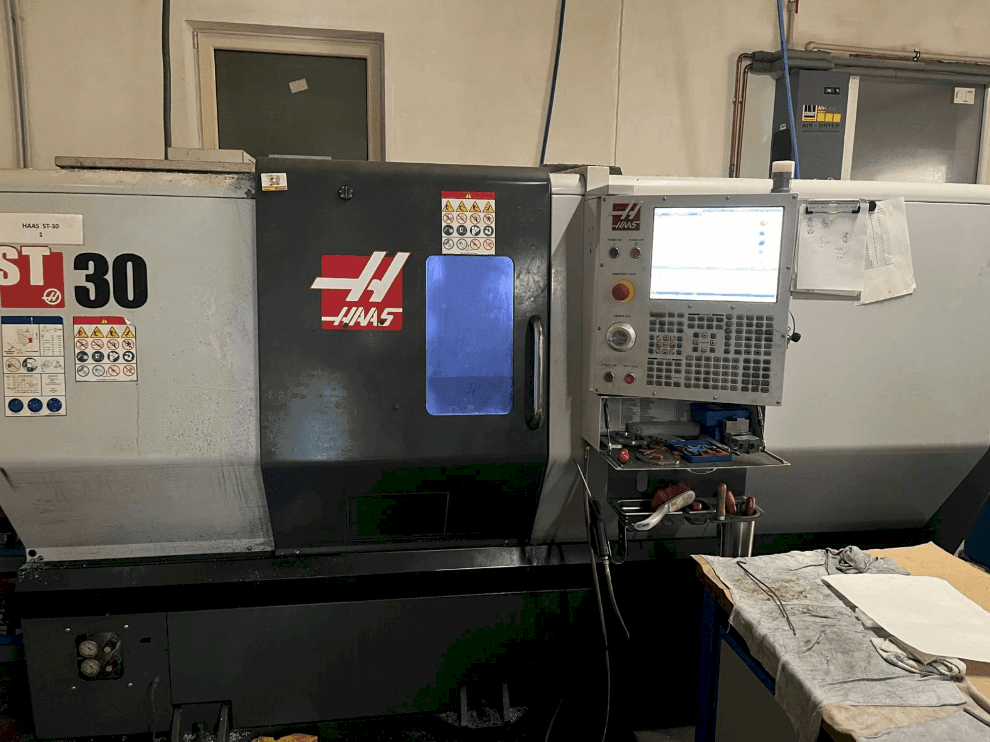 Vue de face de la machine HAAS ST-30