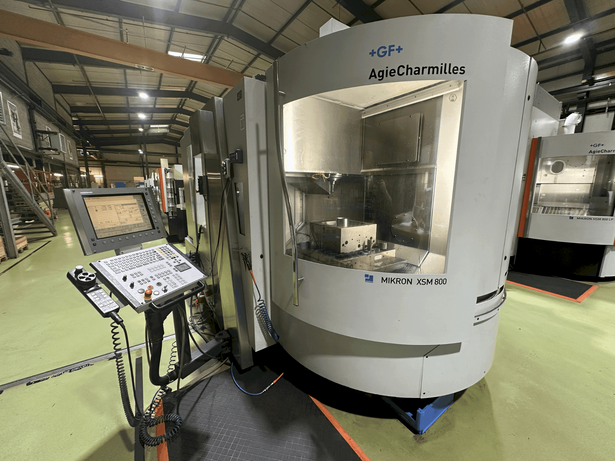 Vue de face de la machine +GF+ AgieCharmilles Mikron XSM 800