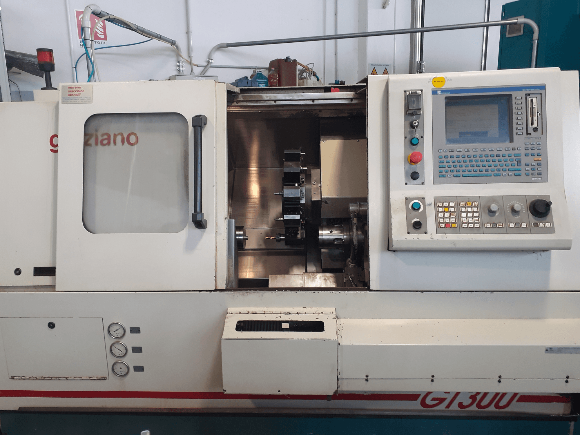 Tour horizontal Graziano GT 300, vue de face avec le panneau de commande et l'intérieur de l'outil d'usinage visible.