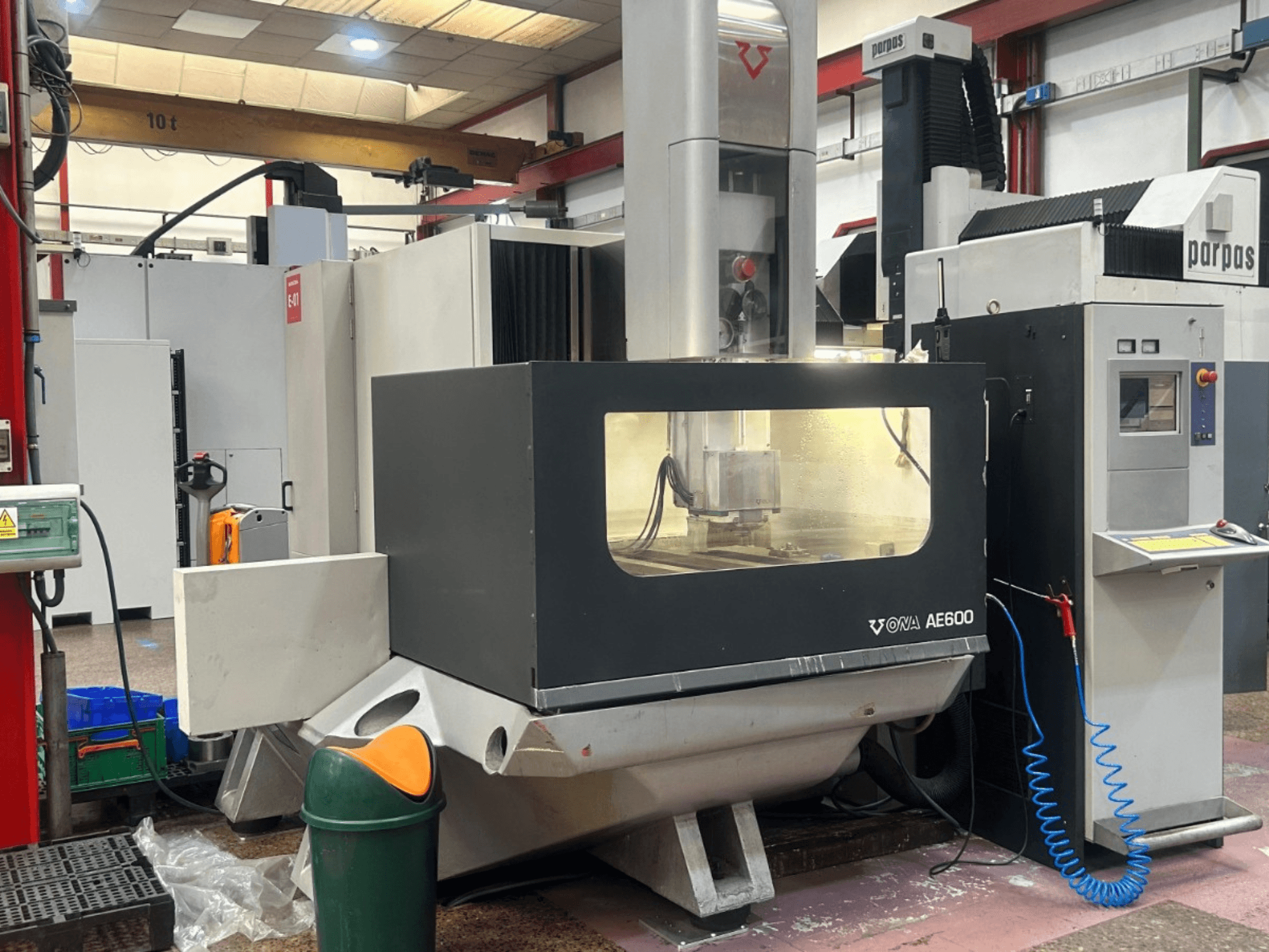 Machine d'électroérosion par enfonçage ONA AE600 en configuration opérationnelle, vue de face montrant le panneau de commande et la zone de travail.