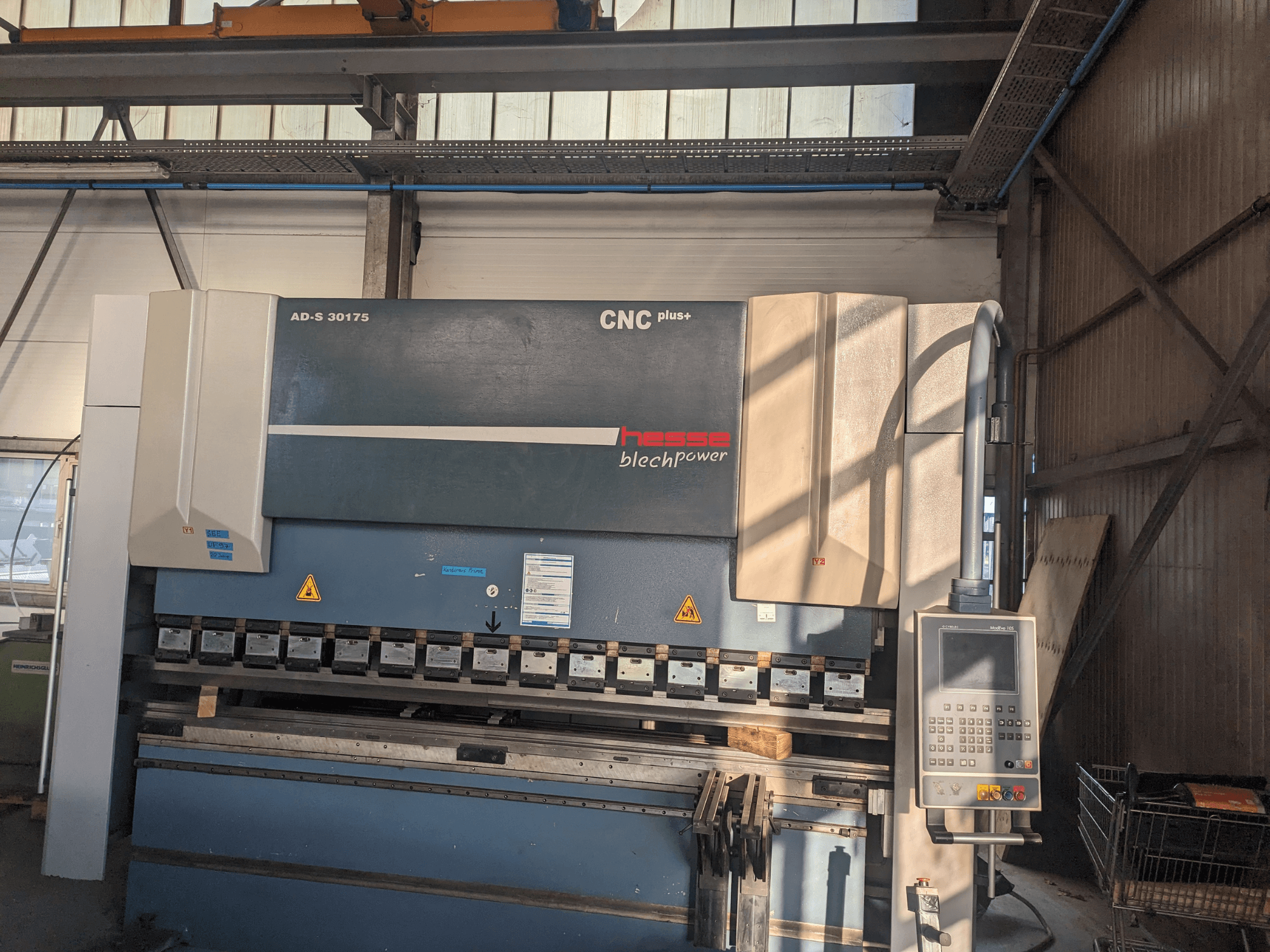 Cintreuse CNC Hesse AD-S 30175, vue de face, avec panneau de commande et outils, dans un environnement d'atelier.