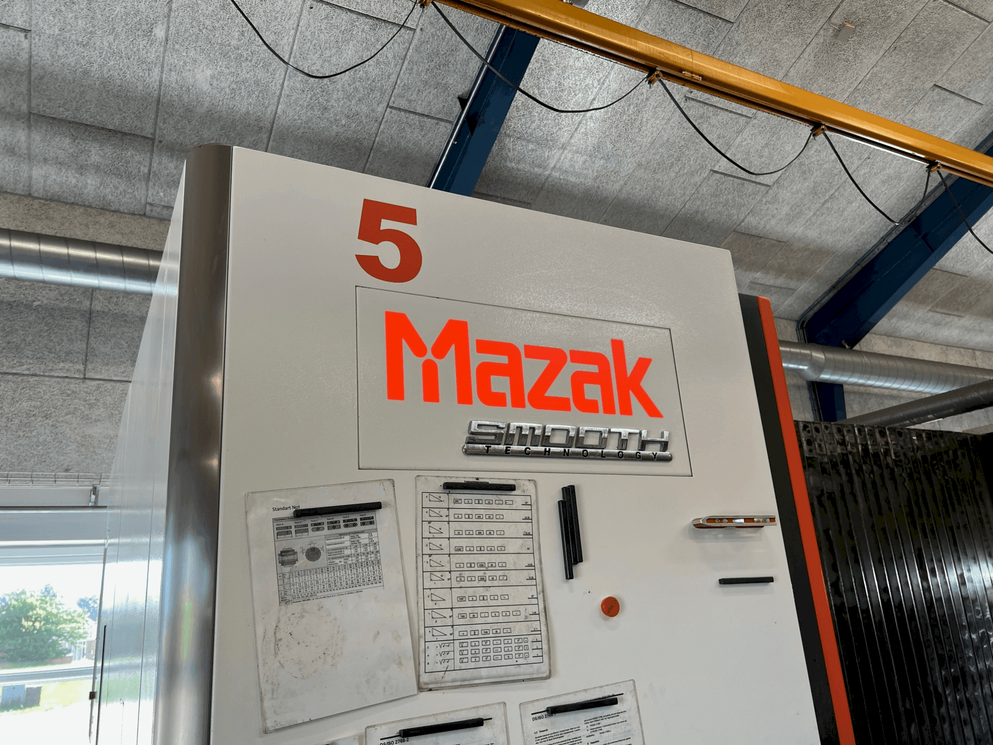 Vue de face de la machine Mazak VTC-530C