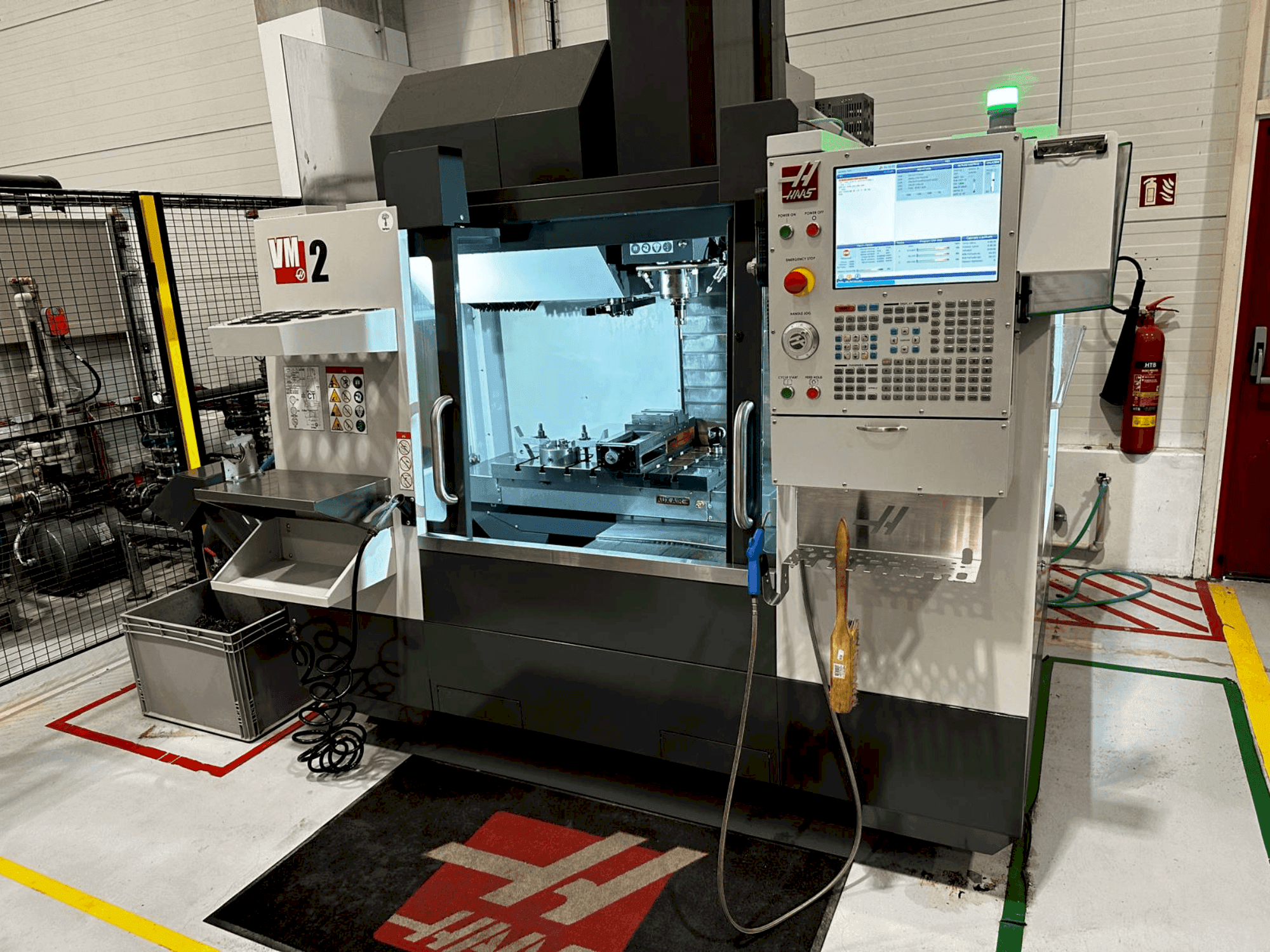 Vue de face de la machine HAAS VM-2