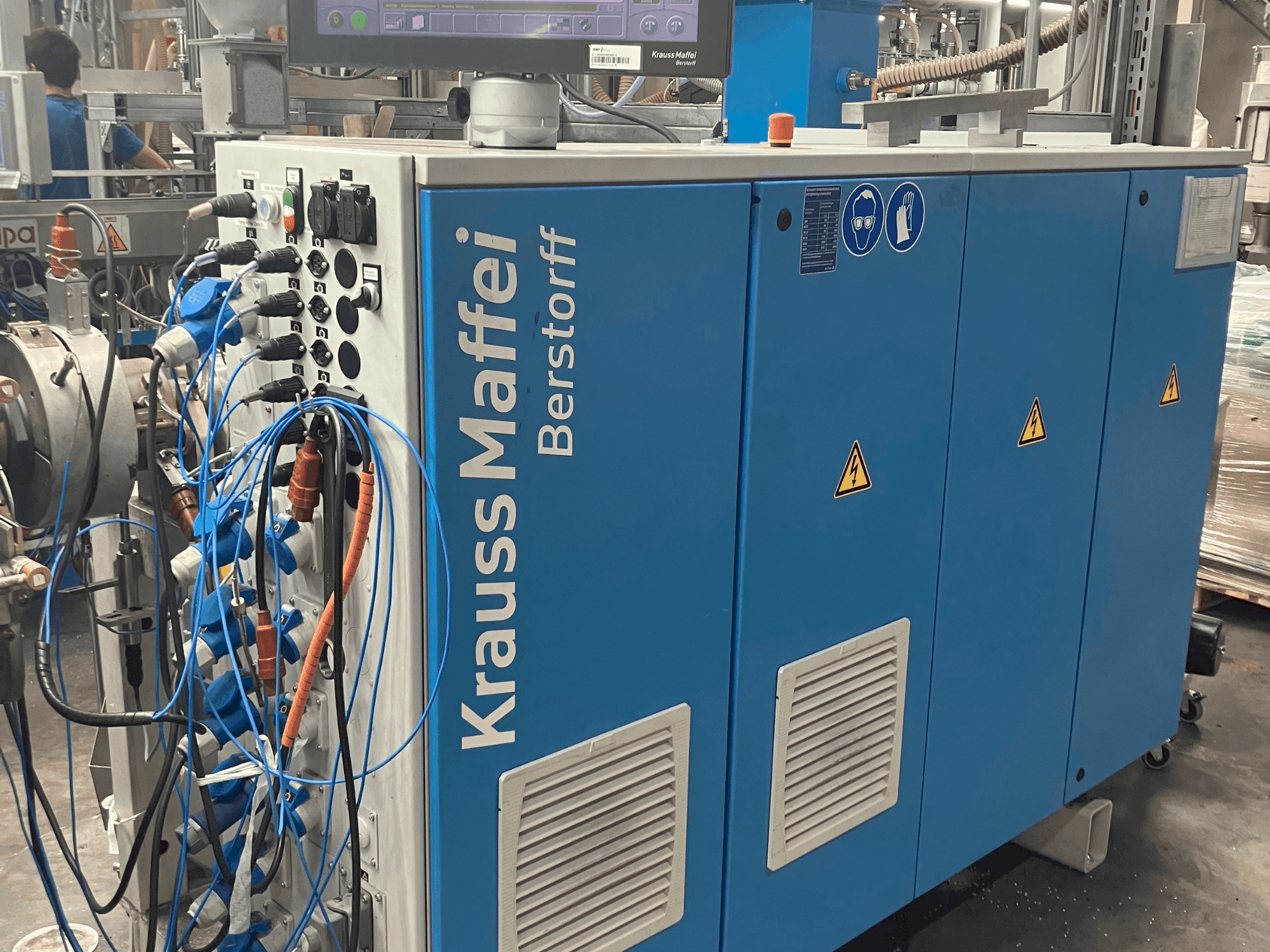 Vue de face de la machine Krauss Maffei KME 45 XS