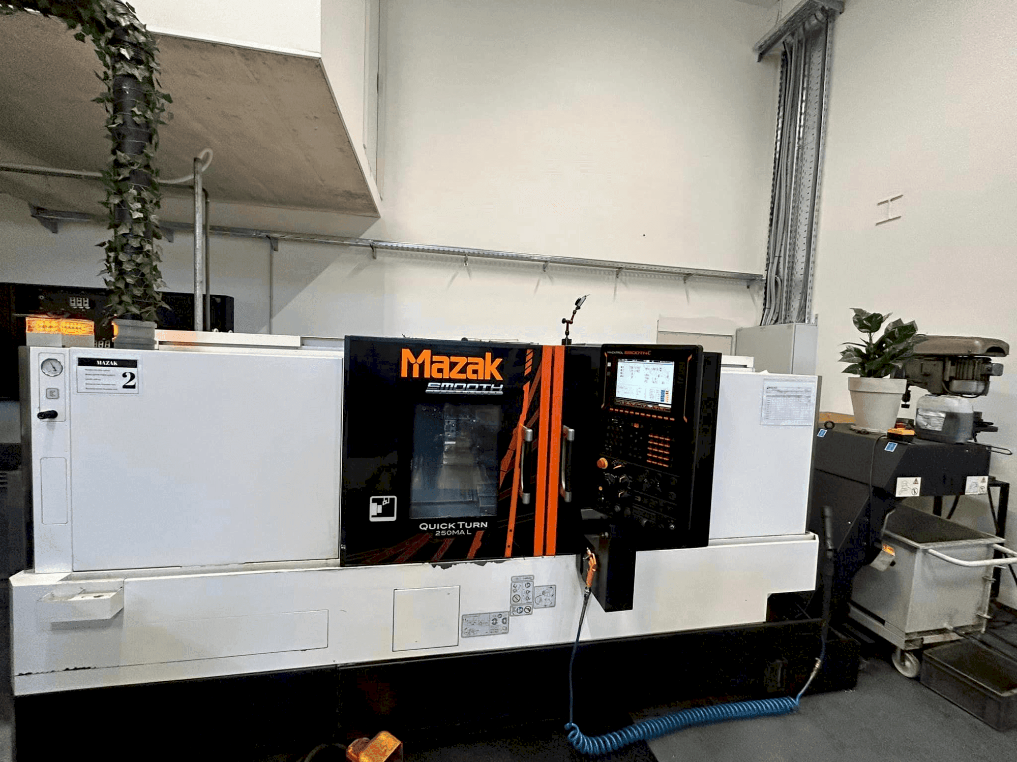 Vue de face de la machine Mazak QuickTurn 250MA L