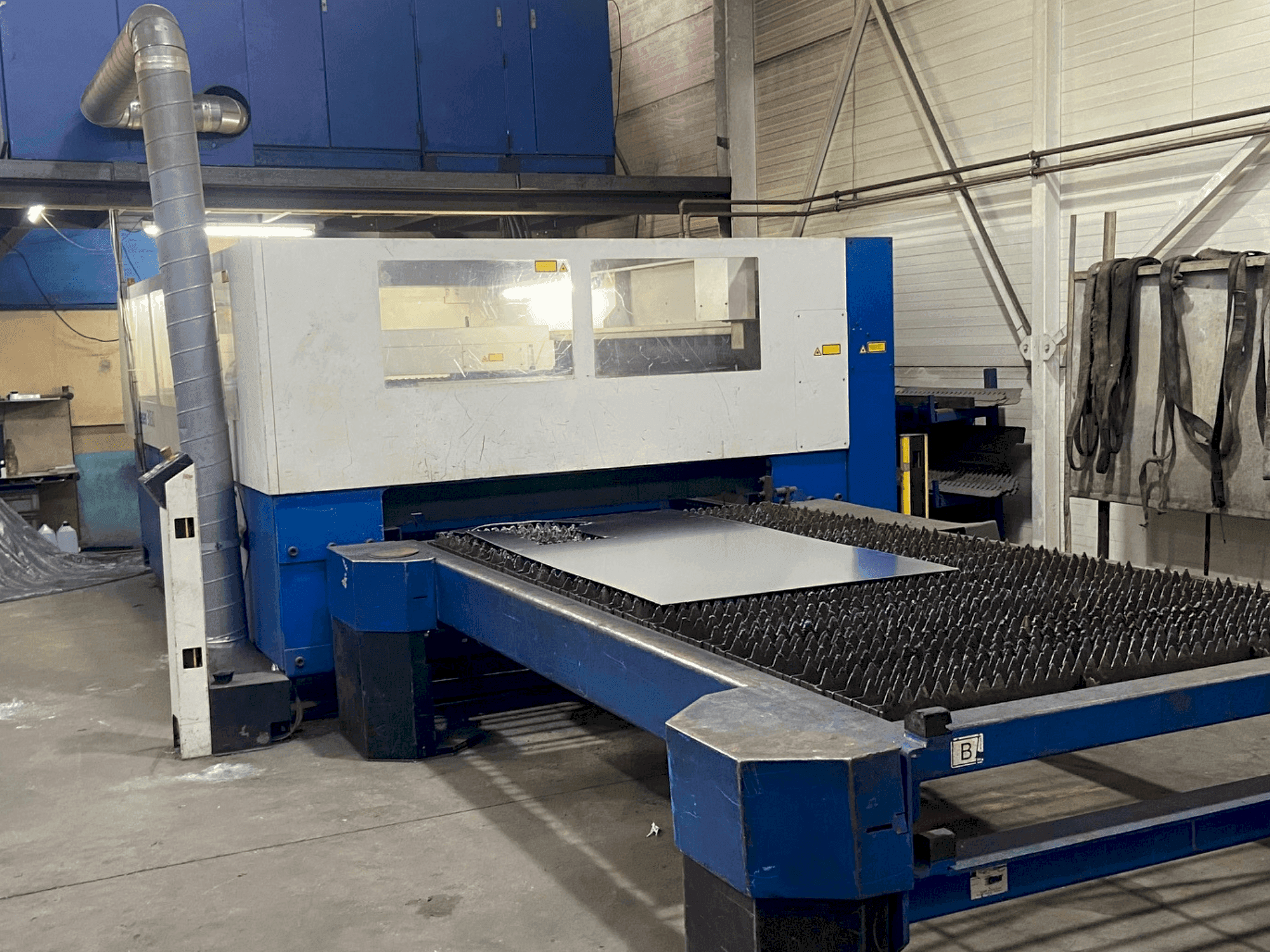Vue de face de la machine TRUMPF TruLaser 3030