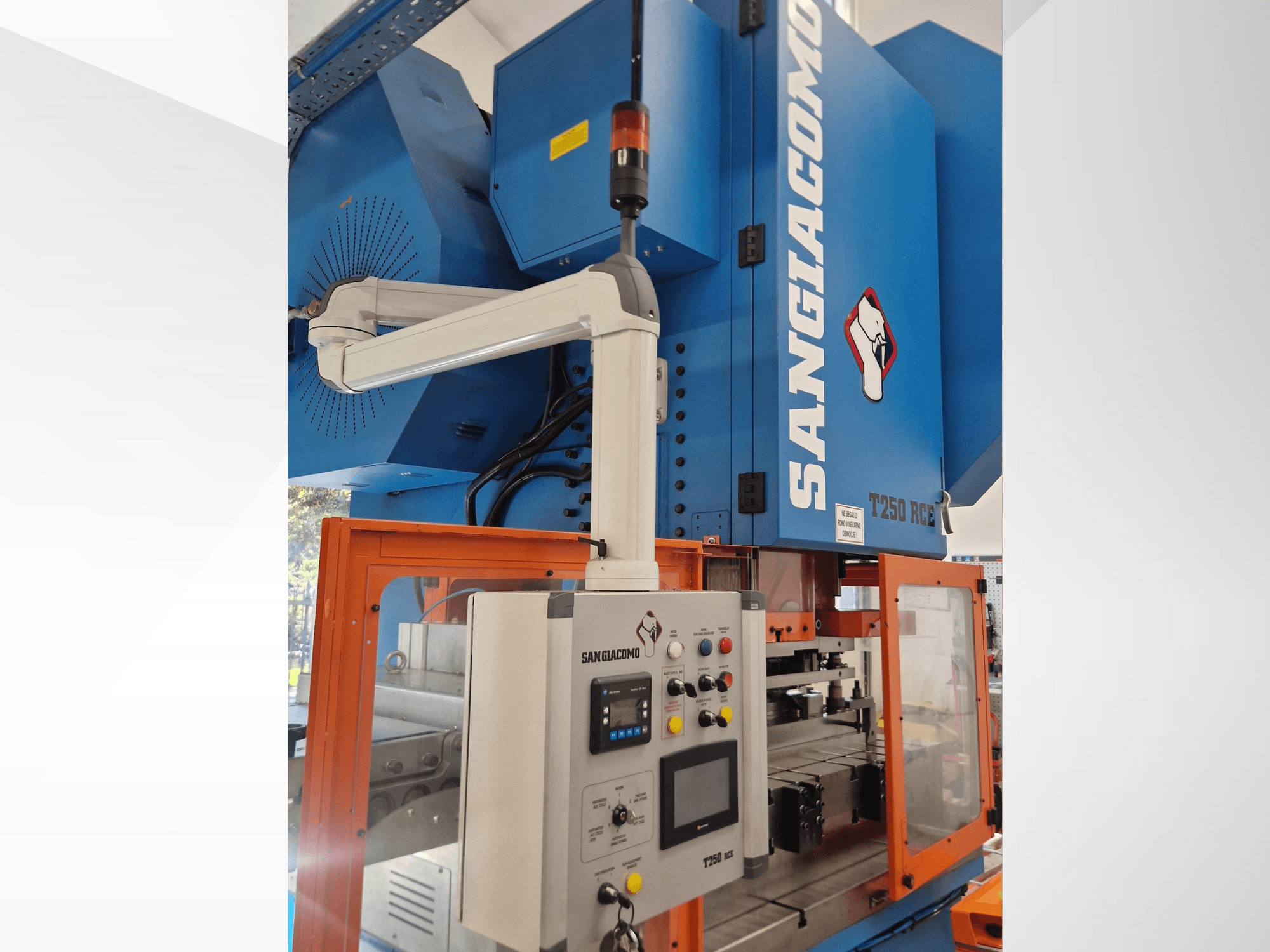 Presse mécanique SANGIACOMO T250 RCE, vue de face montrant le panneau de commande et le dispositif de protection, mettant en évidence les éléments opérationnels.