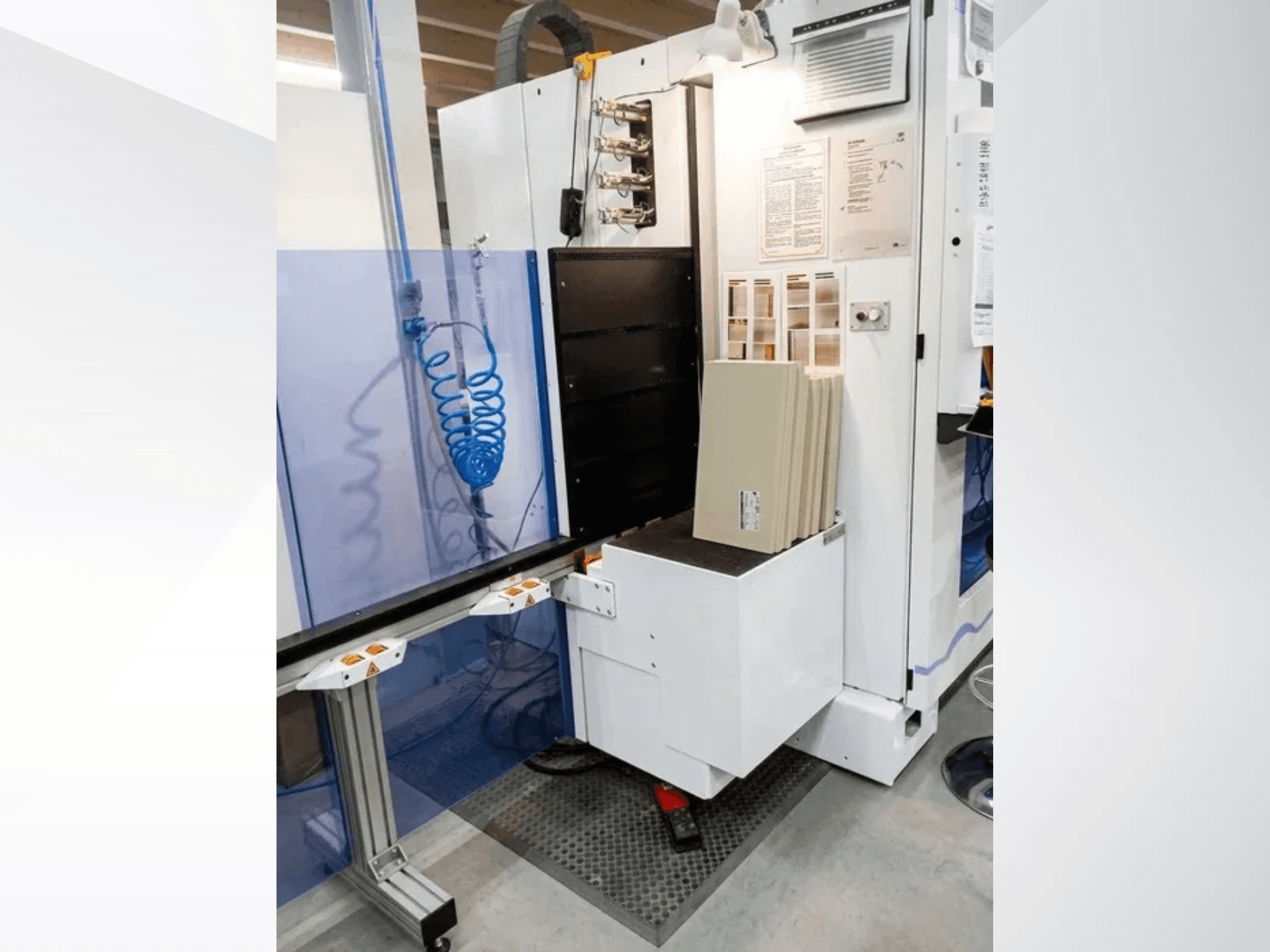 Centre d'usinage CNC HOMAG OPTIMAT BHX 200, vue de face montrant le panneau de commande et la zone de chargement des matériaux.