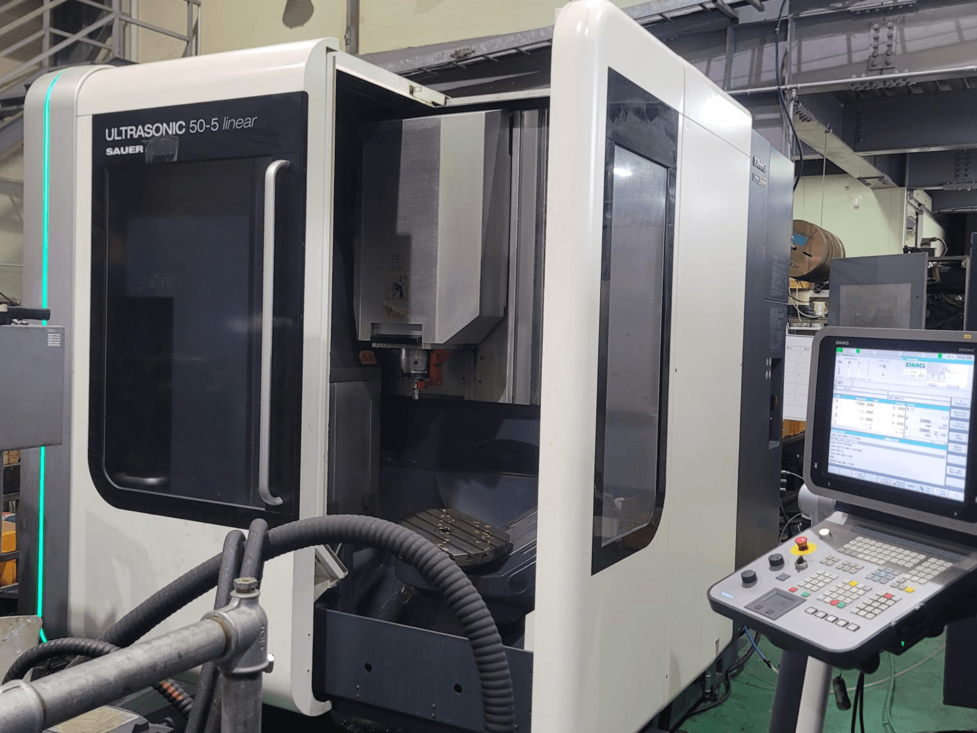 Centre d'usinage universel linéaire DMG ULTRASONIC 50-5, vue de face avec panneau de commande et zone de travail visible.
