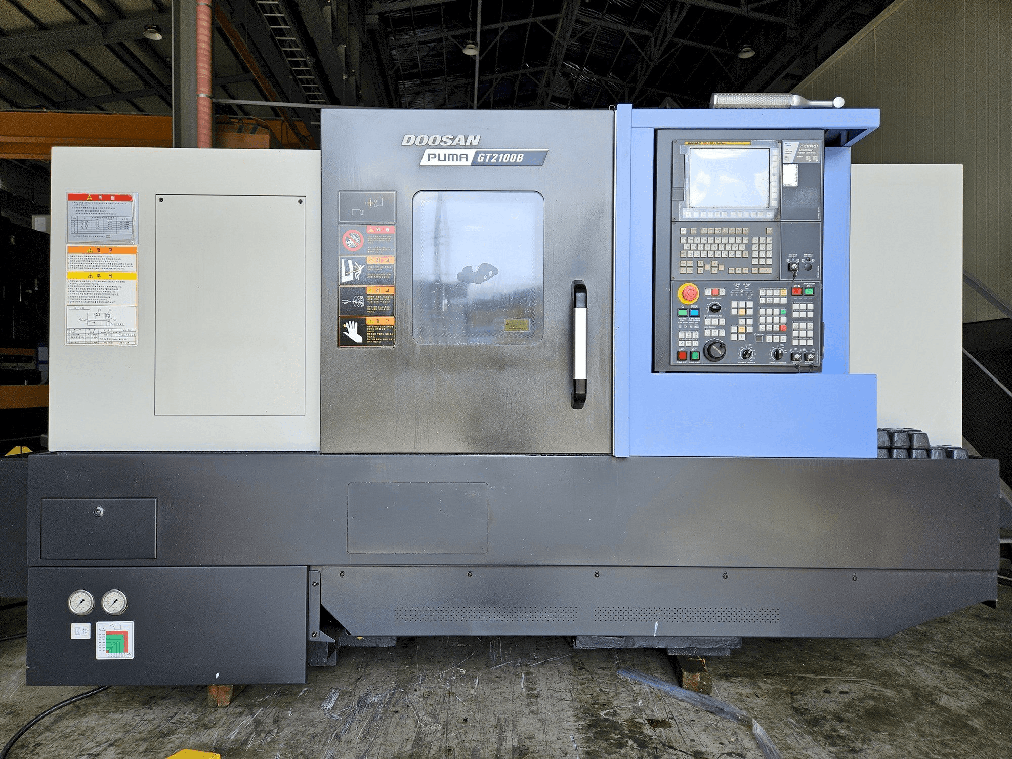 Vue de face de la machine DOOSAN GT2100B
