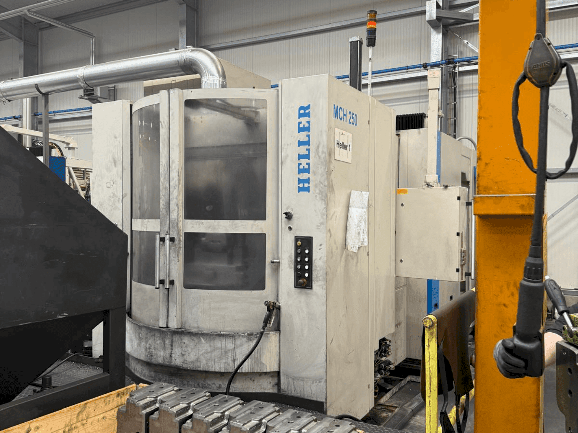 Vue de face de la machine HELLER MCH 250