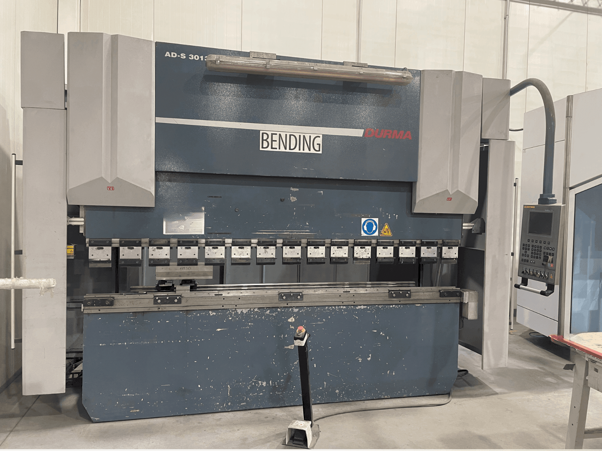 Vue de face de la machine Durma AD-S 30135