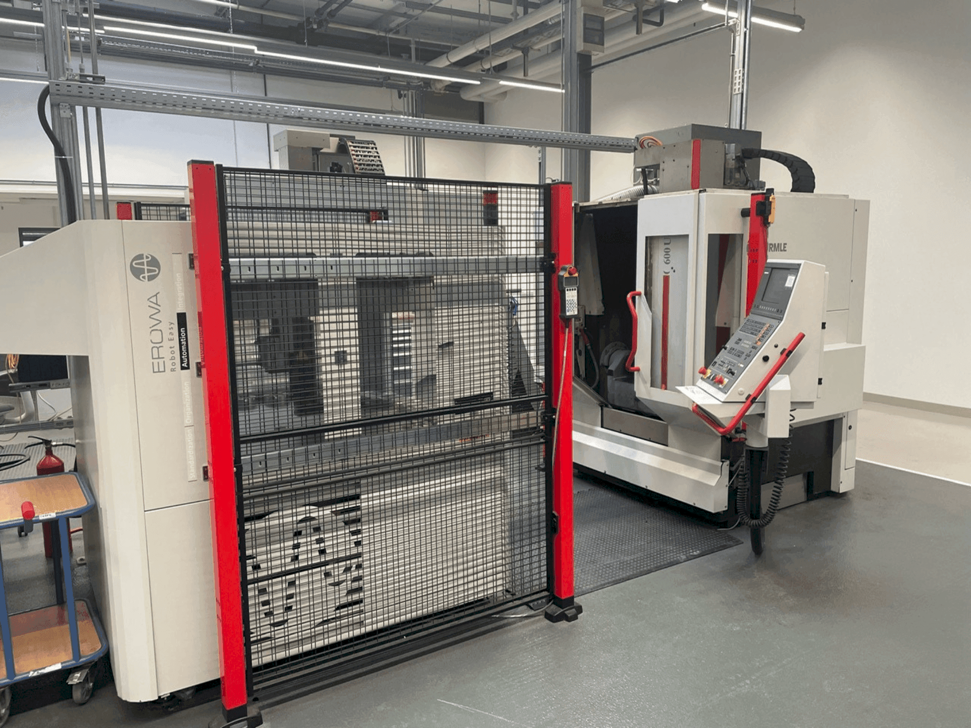 Vue de face de la machine HERMLE C 600-U + EROWA Robot easy automation