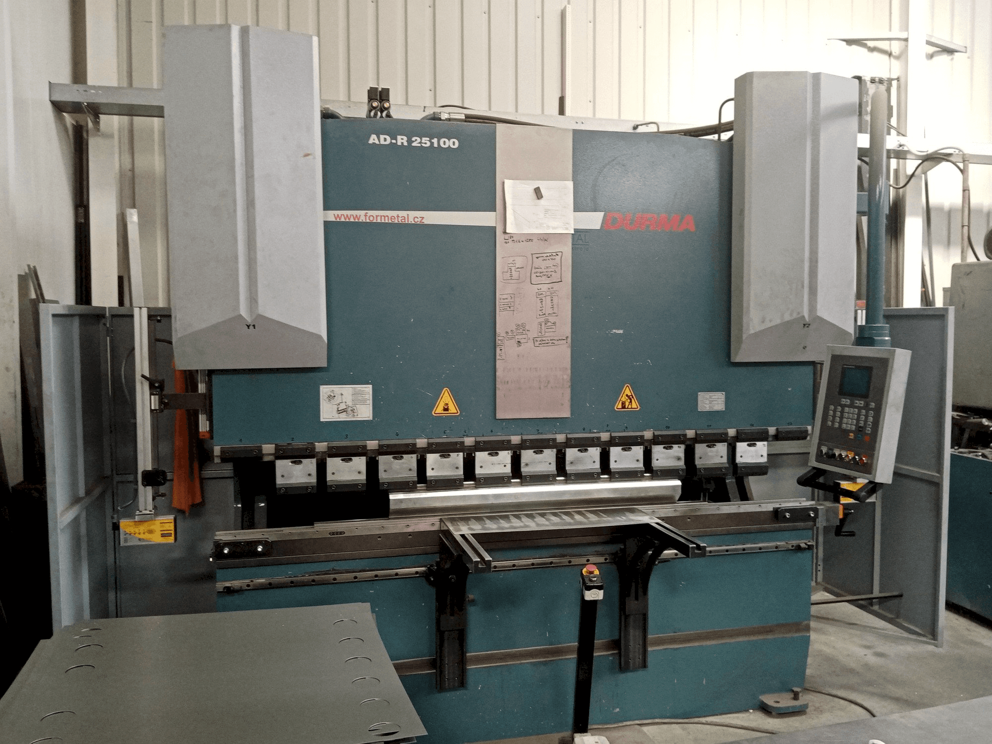 Vue de face de la machine Durma AD-R 25100