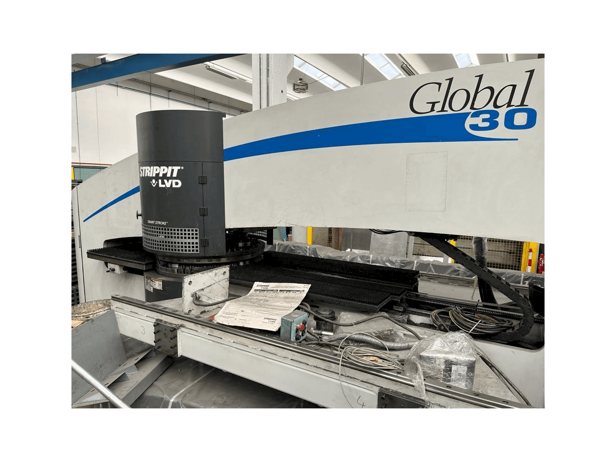 Vue de face de la machine LVD Strippit Global 30 1525