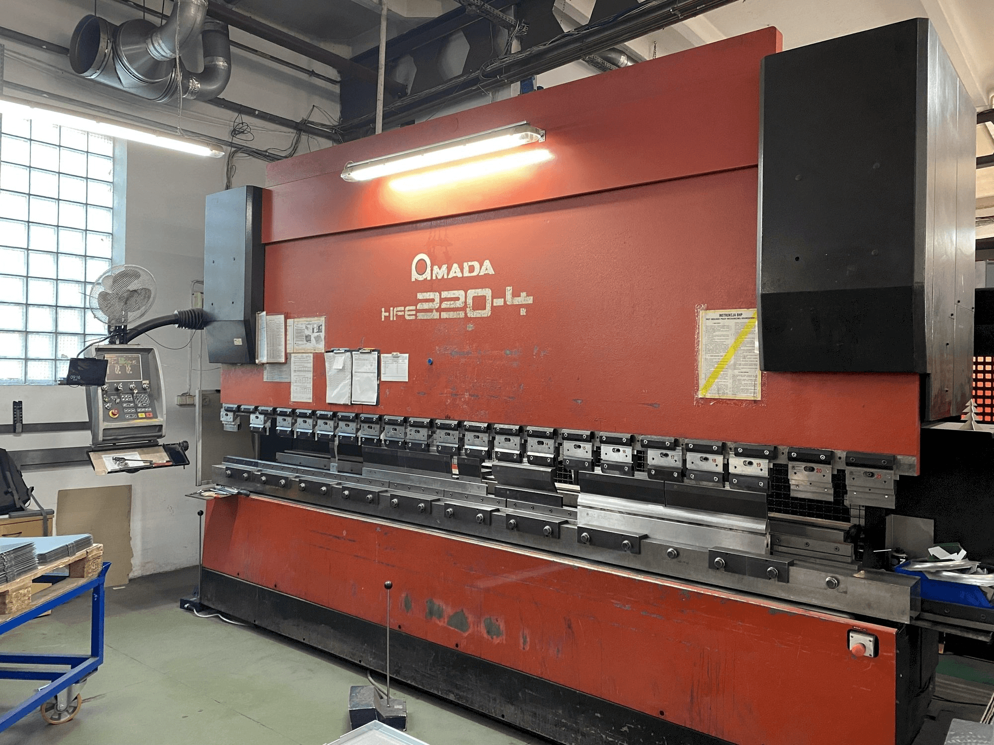 Vue de face de la machine AMADA HFE 220-4