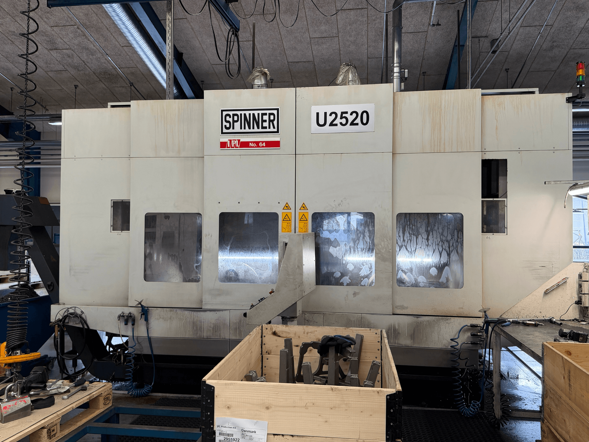 Centre d'usinage vertical SPINNER U5-2520 dans un atelier, vue de face, montrant le panneau de commande et la zone de travail avec les outils.