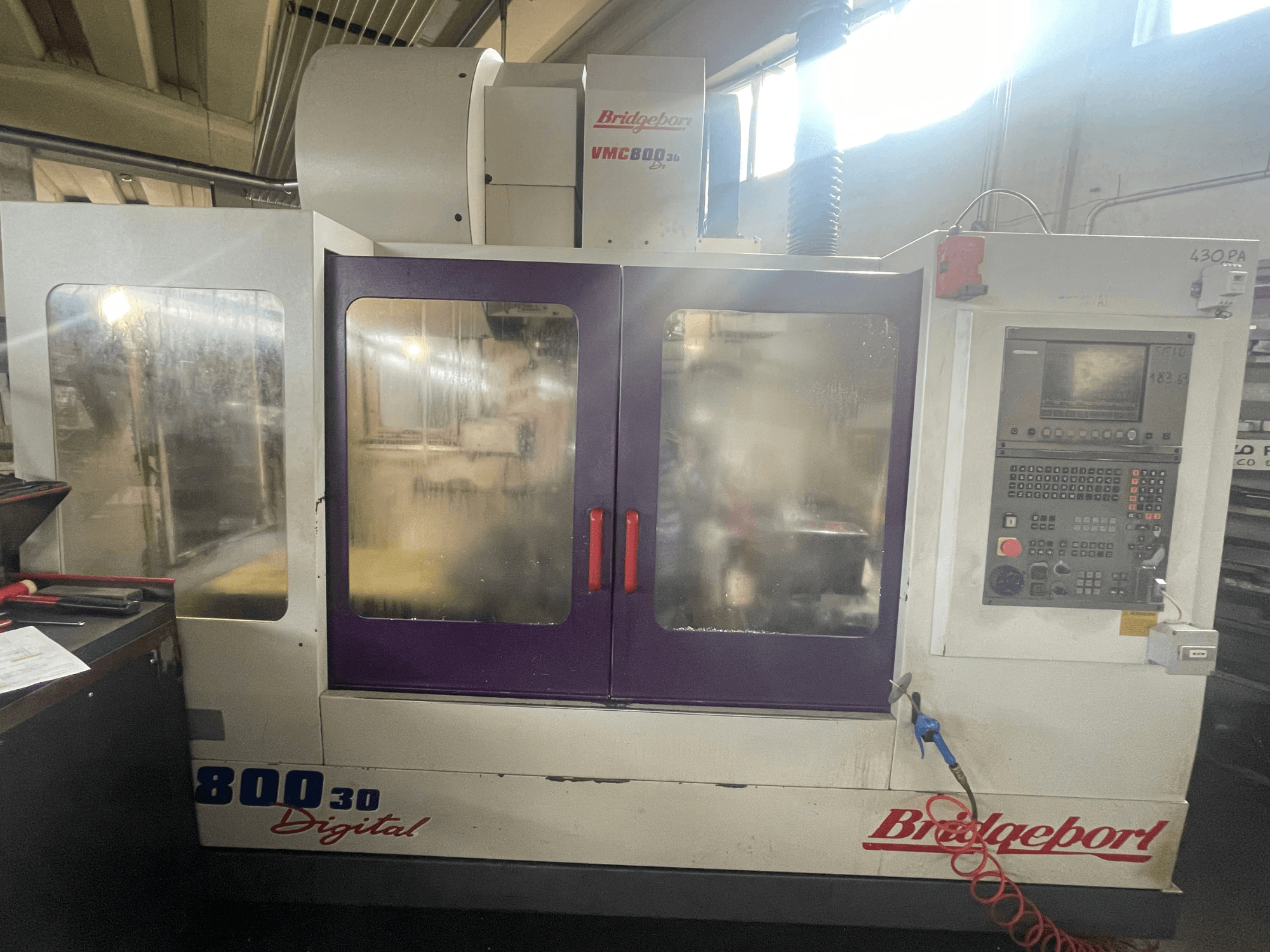 Centre d'usinage vertical Bridgeport VMC 800/30, vue de face avec panneau de commande et grandes fenêtres d'observation.