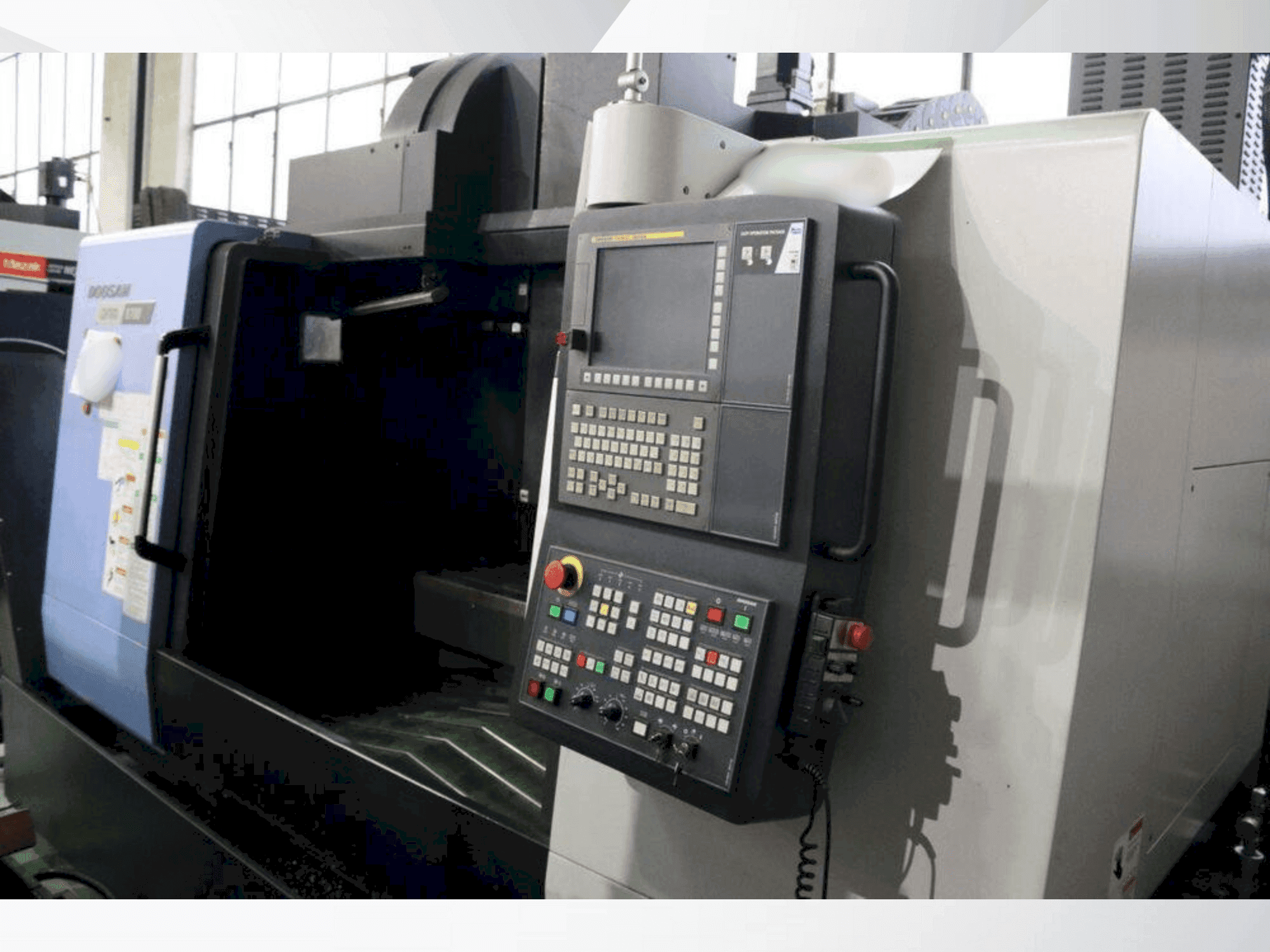 Vue de face de la machine DOOSAN DNM 6700